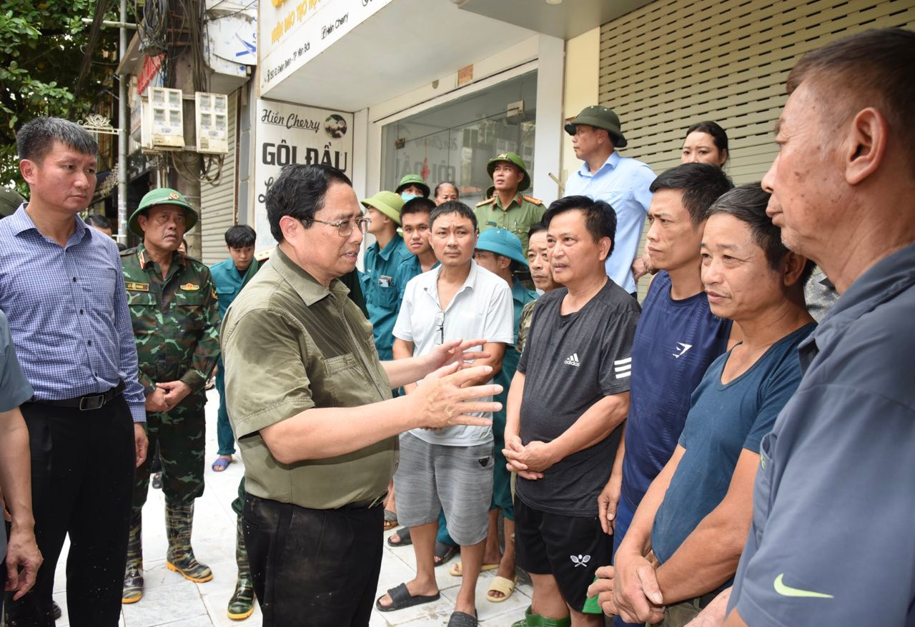 Thủ tướng Phạm Minh Chính thăm hỏi bà con nhân dân ở đường Điện Biên, thành phố Yên Bái.