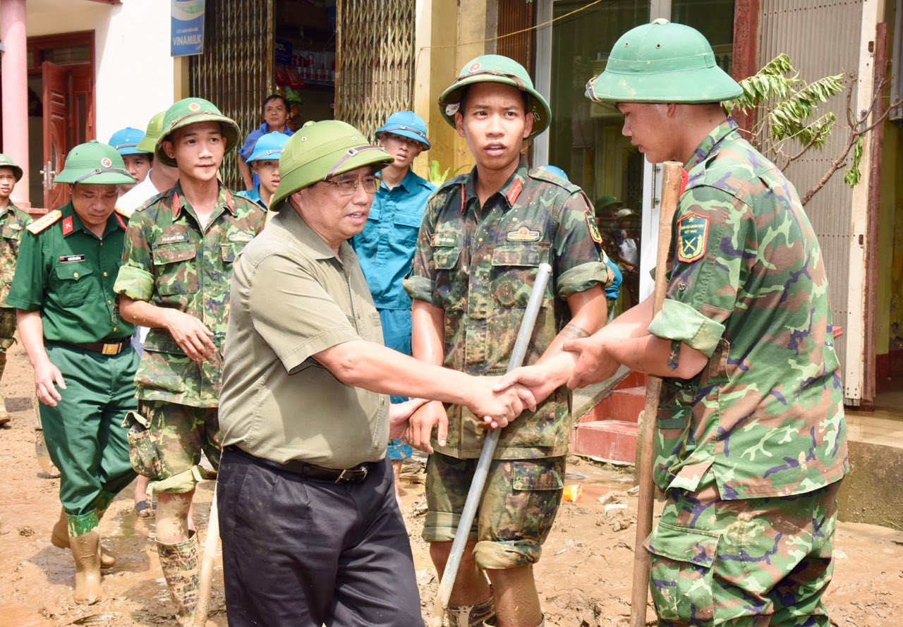 Thủ tướng Phạm Minh Chính thăm hỏi lực lượng quân đội đang tham gia dọn dẹp bùn đất ở thành phố Yên Bái.