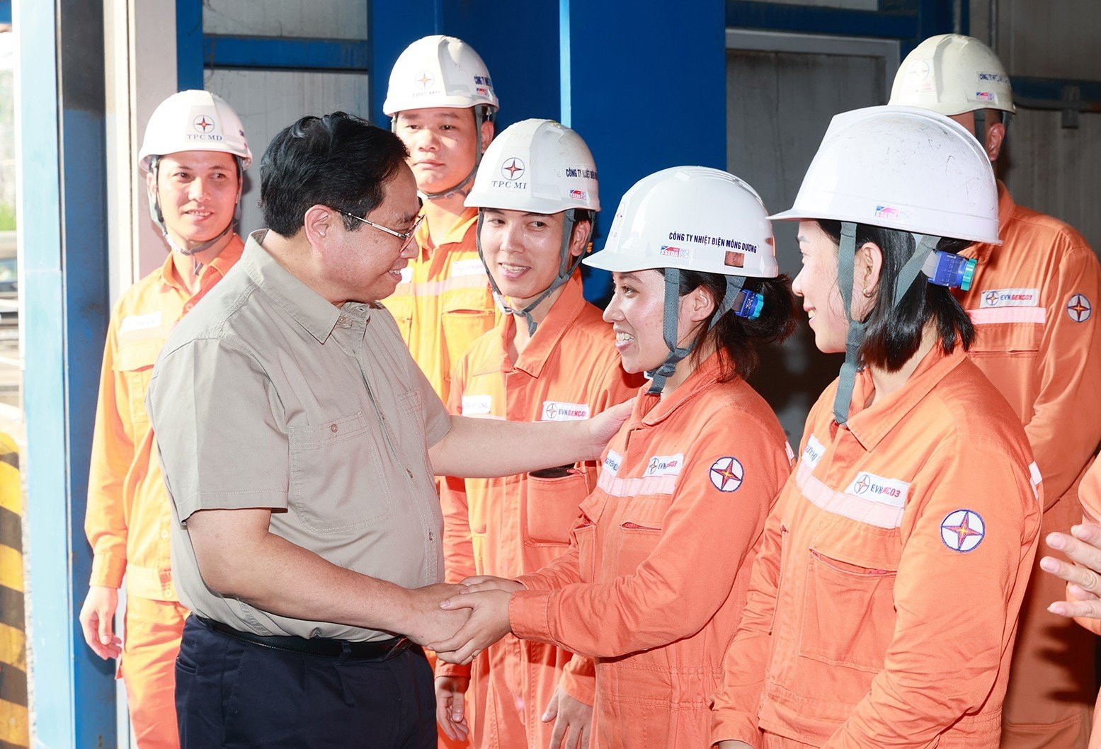 Thủ tướng Phạm Minh Chính thăm hỏi, động viên đội ngũ cán bộ, kỹ sư, công nhân Nhà máy Nhiệt điện Mông Dương (Ảnh: Dương Giang)