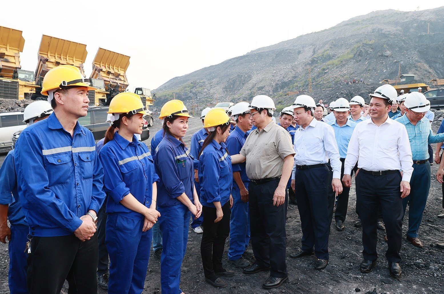 Thủ tướng Phạm Minh Chính thăm, kiểm tra tại Công ty cổ phần Than Hà Tu (Ảnh: Dương Giang).