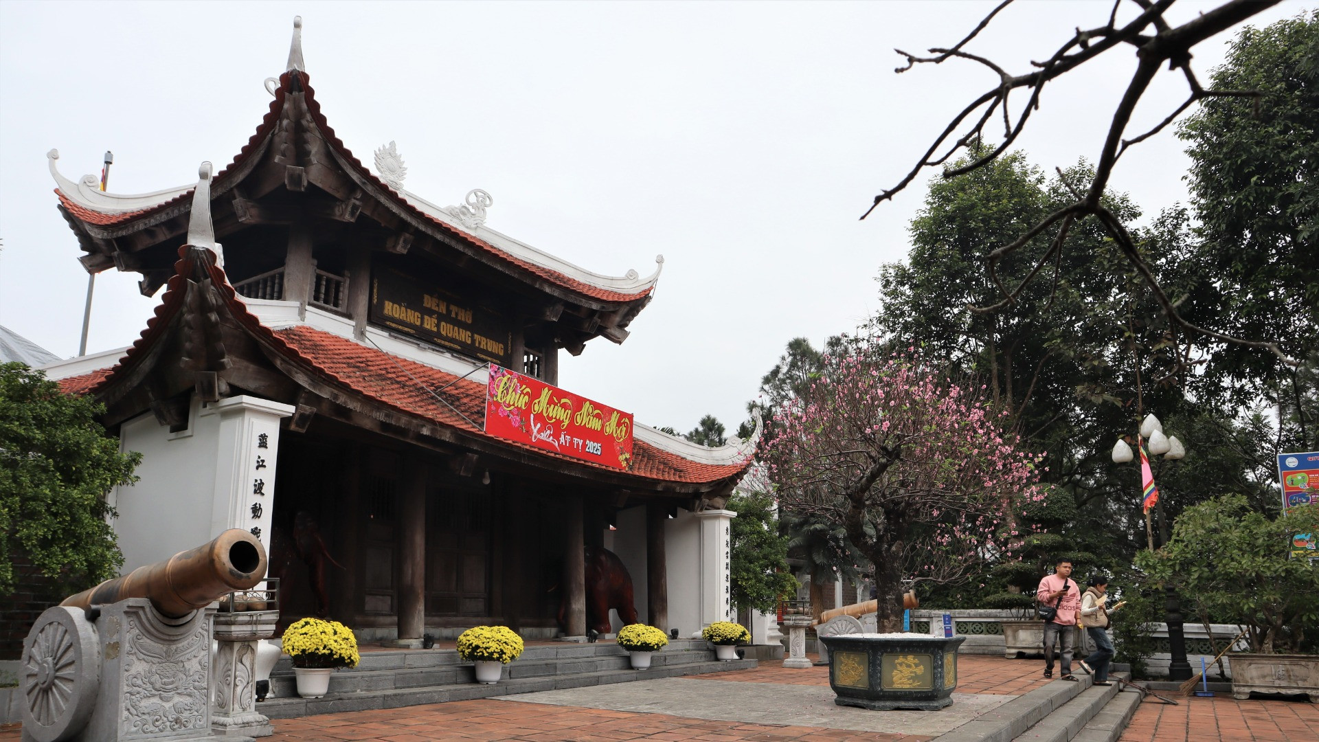 Cổng lớn của ngôi đền được thiết kế theo lối kiến trúc 2 tầng 8 mái.