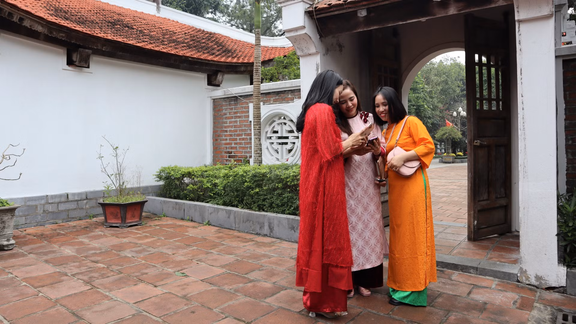 Trong những bộ áo dài truyền thống, du khách lưu lại những bức ảnh khi đến Đền dâng lễ đầu năm.