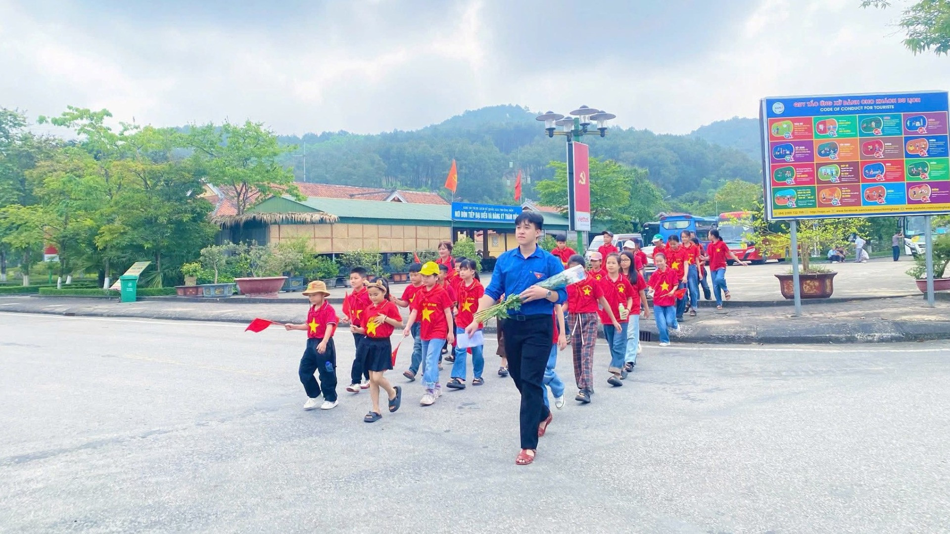 Trong cuộc kháng chiến chống đế quốc Mỹ, cứu nước, Truông Bồn được gọi là "túi bom", là "tọa độ lửa" bởi hàng chục nghìn quả bom Mỹ trút xuống, nhằm cắt đứt con đường huyết mạch kết nối hậu phương miền bắc với tiền tuyến miền nam. Đoạn Quốc lộ 15, đường Hồ Chí Minh cơ giới đi qua Truông Bồn dài khoảng 5km, nhưng chỉ tính từ tháng 6 đến tháng 10/1968, đã hứng chịu 2.692 quả bom các loại của giặc Mỹ. Tại đây, hơn 1.240 cán bộ, chiến sĩ bộ đội, dân quân tự vệ, thanh niên xung phong, công nhân ngành giao thông đã anh dũng hy sinh.