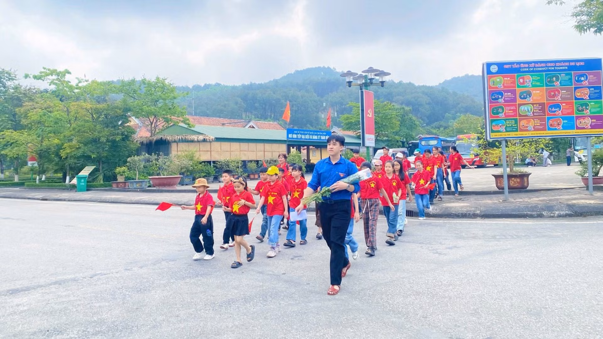 Trong cuộc kháng chiến chống đế quốc Mỹ, cứu nước, Truông Bồn được gọi là "túi bom", là "tọa độ lửa" bởi hàng chục nghìn quả bom Mỹ trút xuống, nhằm cắt đứt con đường huyết mạch kết nối hậu phương miền bắc với tiền tuyến miền nam. Đoạn Quốc lộ 15, đường Hồ Chí Minh cơ giới đi qua Truông Bồn dài khoảng 5km, nhưng chỉ tính từ tháng 6 đến tháng 10/1968, đã hứng chịu 2.692 quả bom các loại của giặc Mỹ. Tại đây, hơn 1.240 cán bộ, chiến sĩ bộ đội, dân quân tự vệ, thanh niên xung phong, công nhân ngành giao thông đã anh dũng hy sinh.