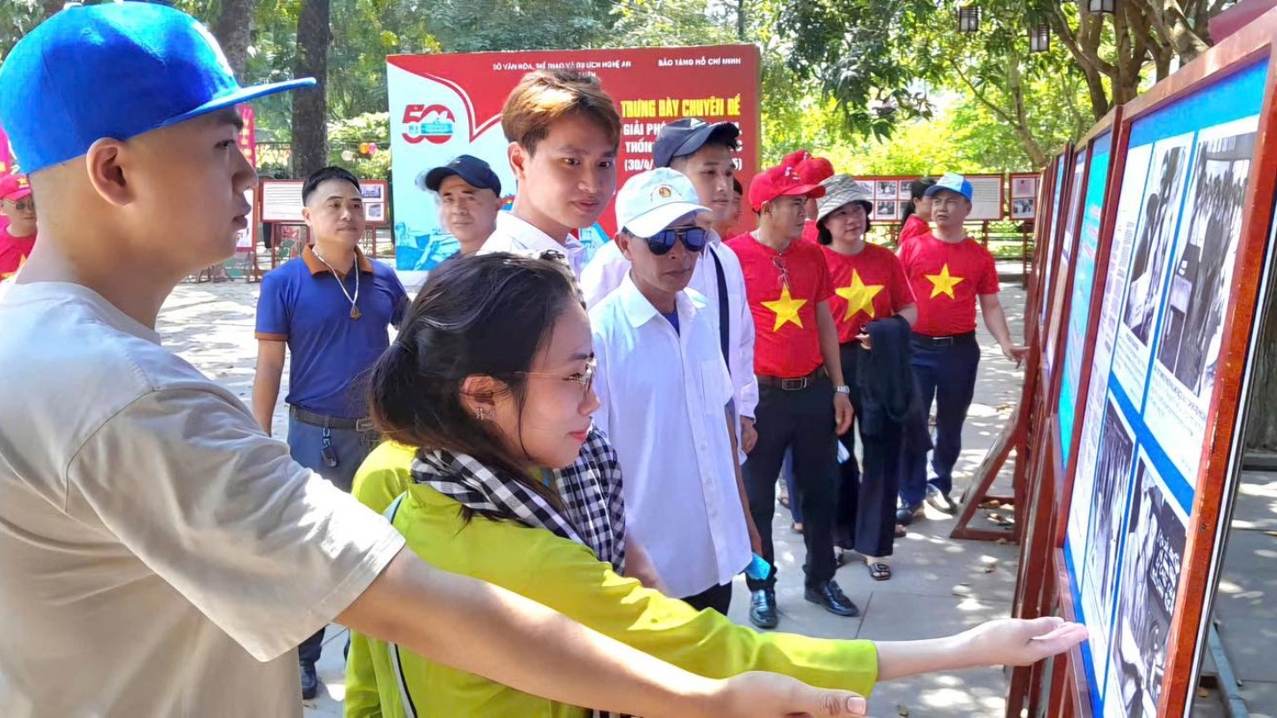 Với 238 hình ảnh, tài liệu, câu trích, trưng bày chuyên đề giới thiệu những mốc son lịch sử trong cuộc kháng chiến chống đế quốc Mỹ để cứu nước, giải phóng miền nam, thống nhất đất nước và những thành tựu vẻ vang trong quá trình xây dựng và bảo vệ Tổ quốc Việt Nam xã hội chủ nghĩa.