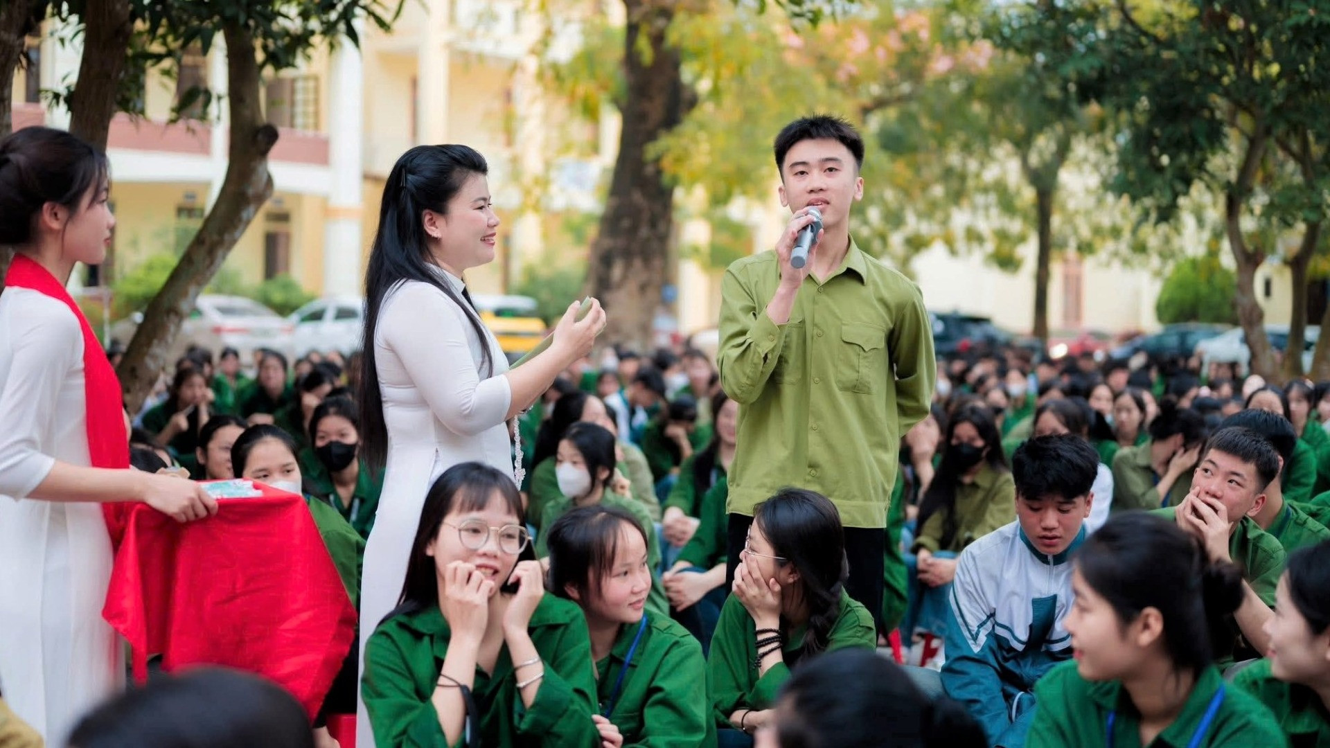 Giáo viên và học sinh cùng nhau ngược dòng thời gian, trở về với những năm tháng hào hùng của dân tộc, để hiểu hơn sự hy sinh lớn lao của các thế hệ đi trước, càng trân quý hơn giá trị của hòa bình, độc lập.