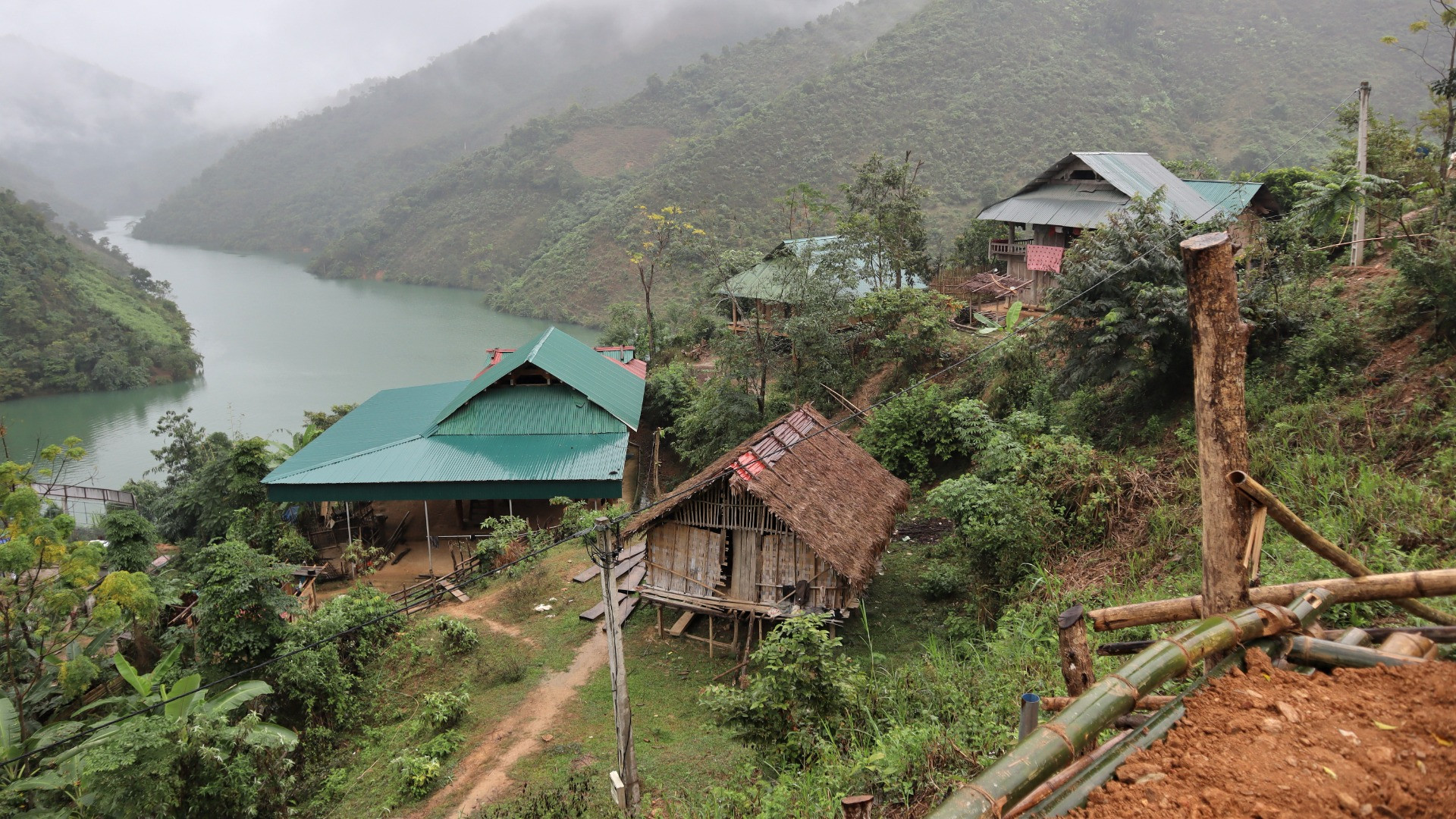 Lòng hồ thủy điện Bản Vẽ tích nước, mặt hồ bao la, núi cao sừng sững đã biến các bản làng nơi đây thành những “ốc đảo”, đời sống người dân gặp rất nhiều khó khăn, thiếu thốn.