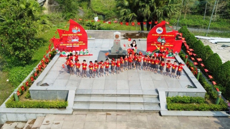 Check-in tại cột mốc 405, Cửa khẩu Quốc tế Nậm Cắn (huyện Kỳ Sơn).