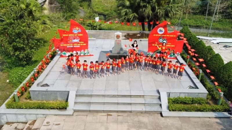 Check-in tại cột mốc 405, Cửa khẩu Quốc tế Nậm Cắn (huyện Kỳ Sơn).