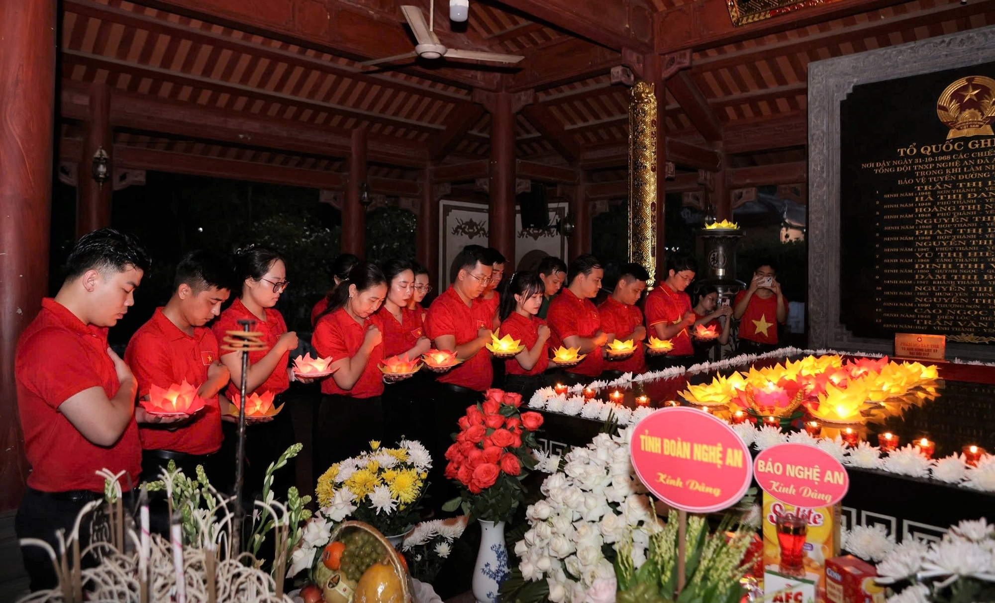 Trong không khí rộn ràng của những ngày tháng Tư lịch sử, tuổi trẻ hôm nay luôn ghi nhớ sự cống hiến, hy sinh của các Anh hùng liệt sĩ đã “Quyết tử cho Tổ quốc quyết sinh”. Trong ảnh: Ban Thường vụ Tỉnh đoàn Nghệ An tổ chức Lễ thắp nến tri ân các Anh hùng liệt sĩ tại Khu Di tích lịch sử quốc gia Truông Bồn.