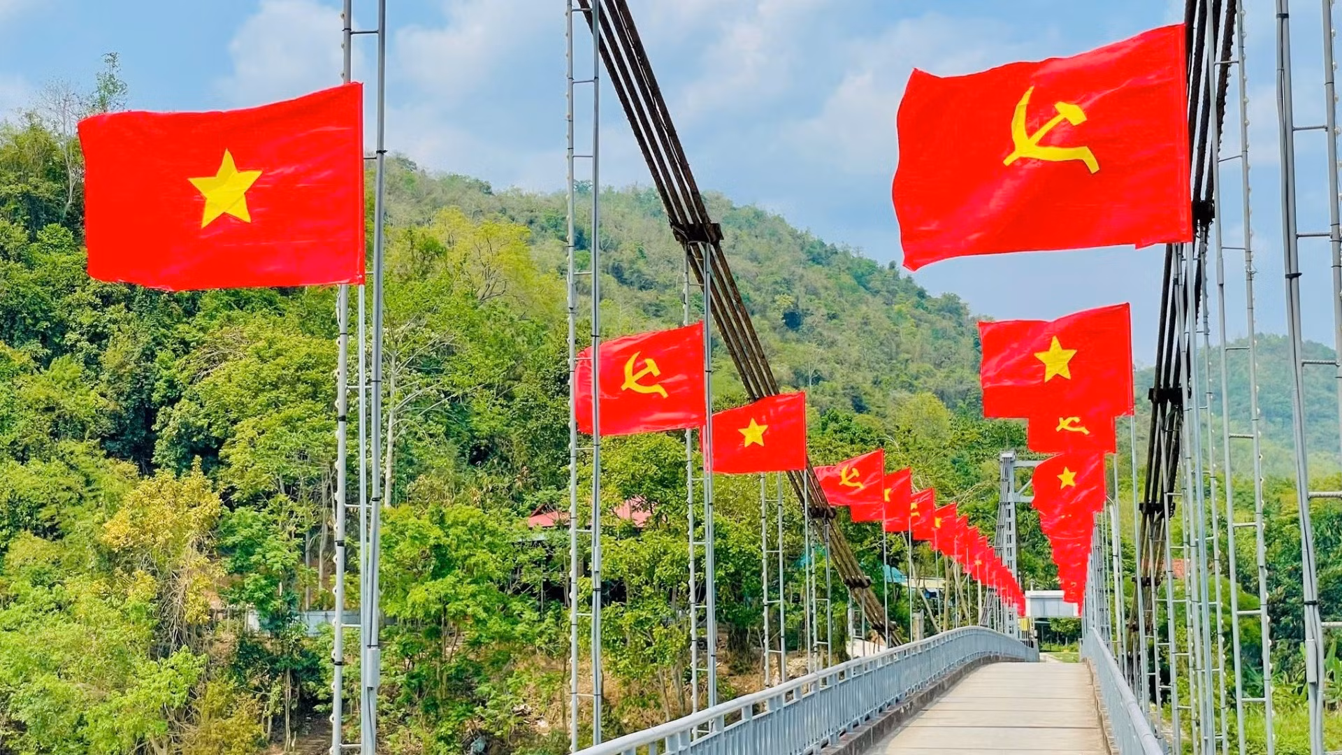 Đường cờ Tổ quốc mừng thống nhất non sông ở thị trấn Thạch Giám, huyện Tương Dương.