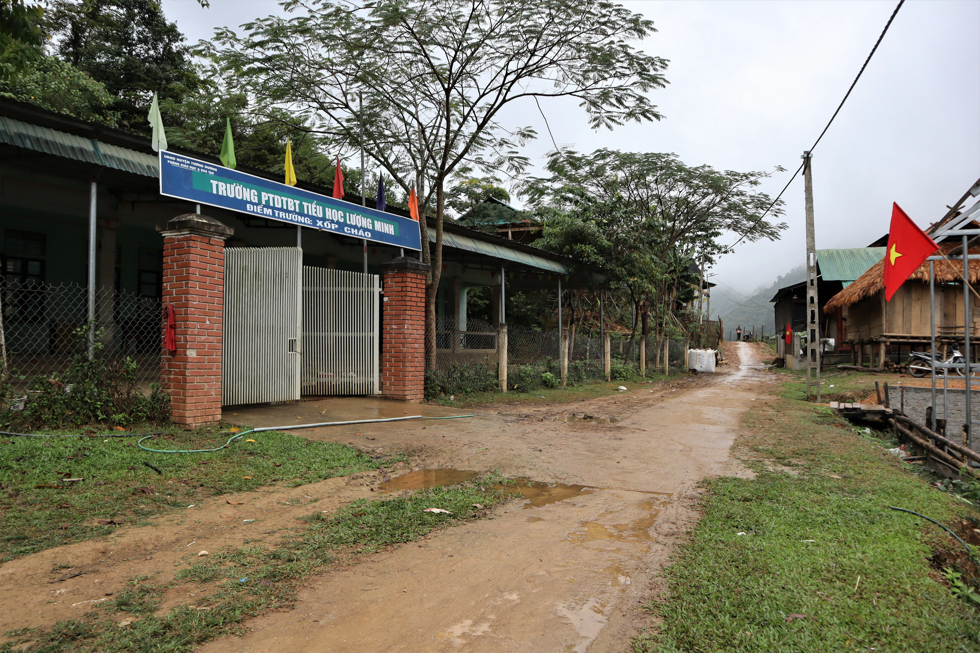 Điểm trường tiểu học Xốp Cháo có một lớp 1 và một lớp 2, với 29 học sinh. Học sinh từ lớp 3 đến lớp 5 phải về Trường phổ thông dân tộc bán trú tiểu học Lượng Minh ở trung tâm xã để có điều kiện học Chương trình giáo dục phổ thông 2018.