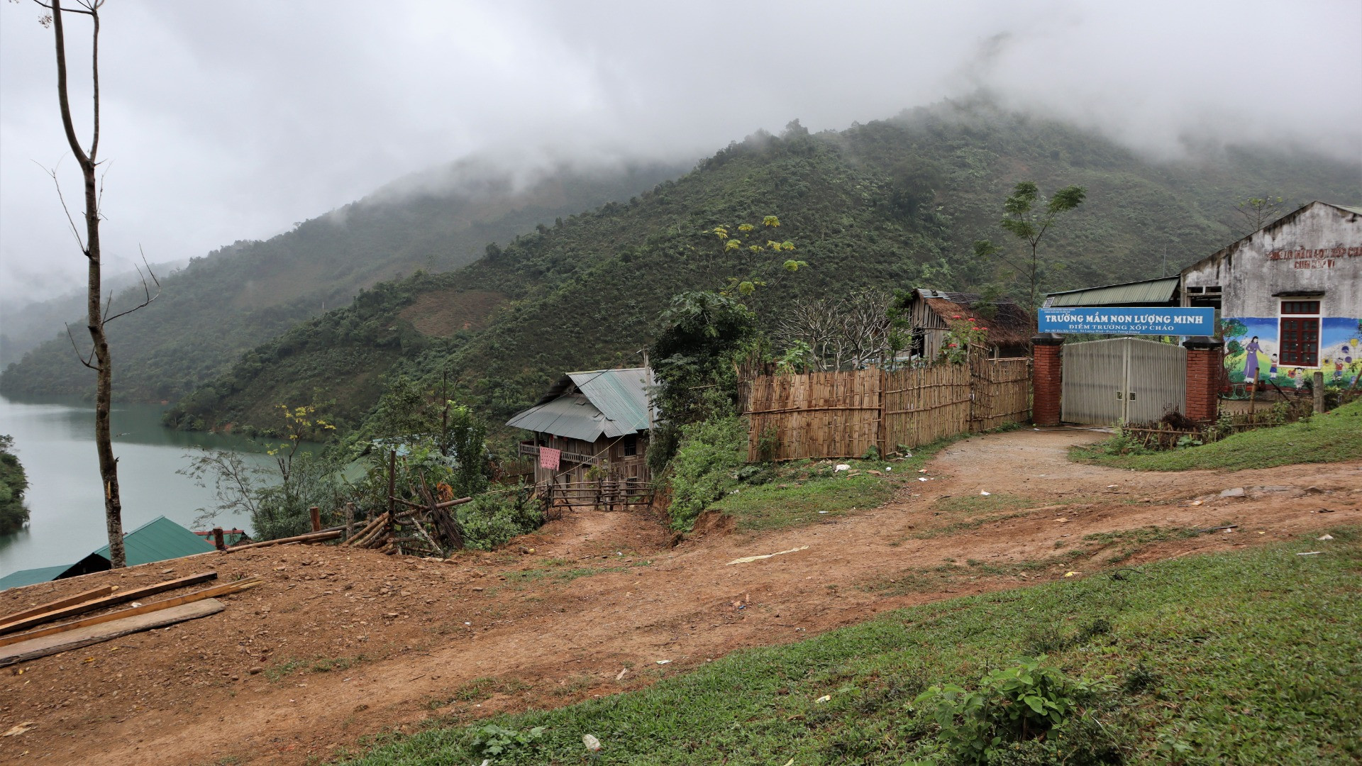 “Những hôm mưa to, gió lớn, ngồi trên thuyền tròng trành rất sợ. Tuy nhiên, không vì thế mà mình được phép bỏ trường, bỏ lớp, chậm giờ lên lớp”, cô giáo Vi Thị Tâm Luynh chia sẻ.