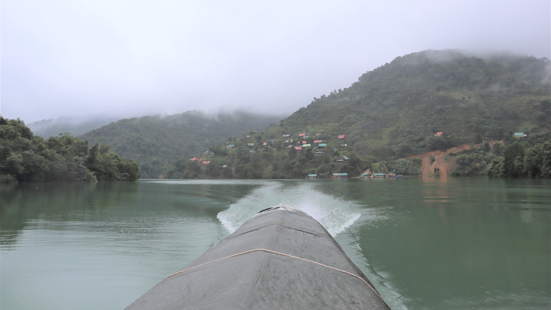 Bản Cà Moong nhìn từ lòng hồ thủy điện Bản Vẽ.