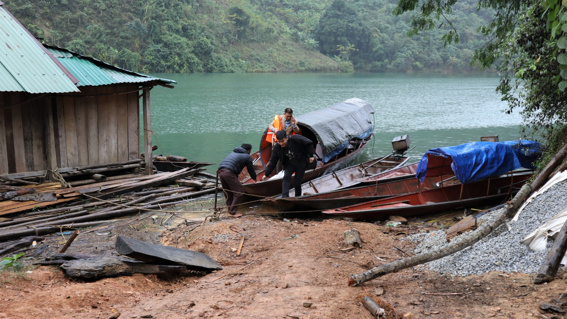 Quả là không quá lời khi nói rằng, để đến được bản Xốp Cháo và bản Cà Moong phải qua “chín suối, mười đèo”.