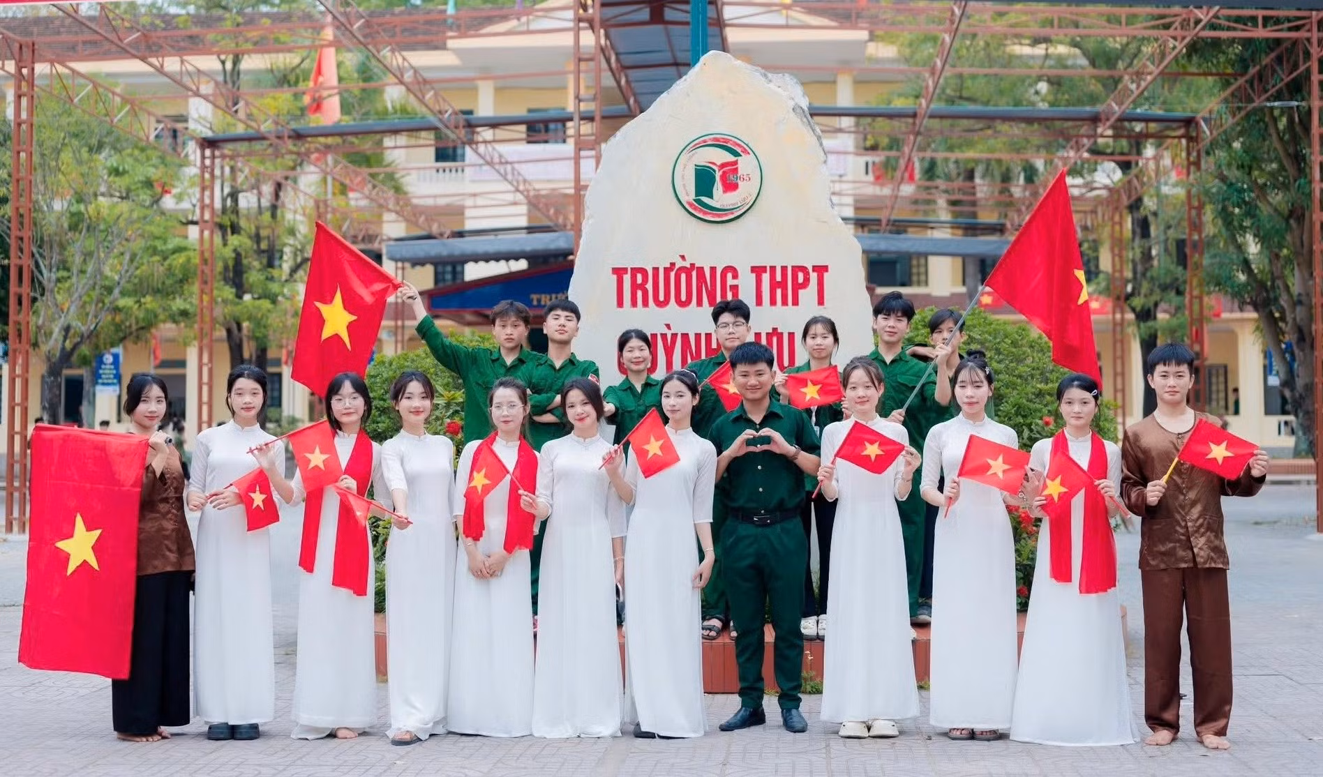 Dưới mái Trường trung học phổ thông Quỳnh Lưu 2, huyện Quỳnh Lưu.