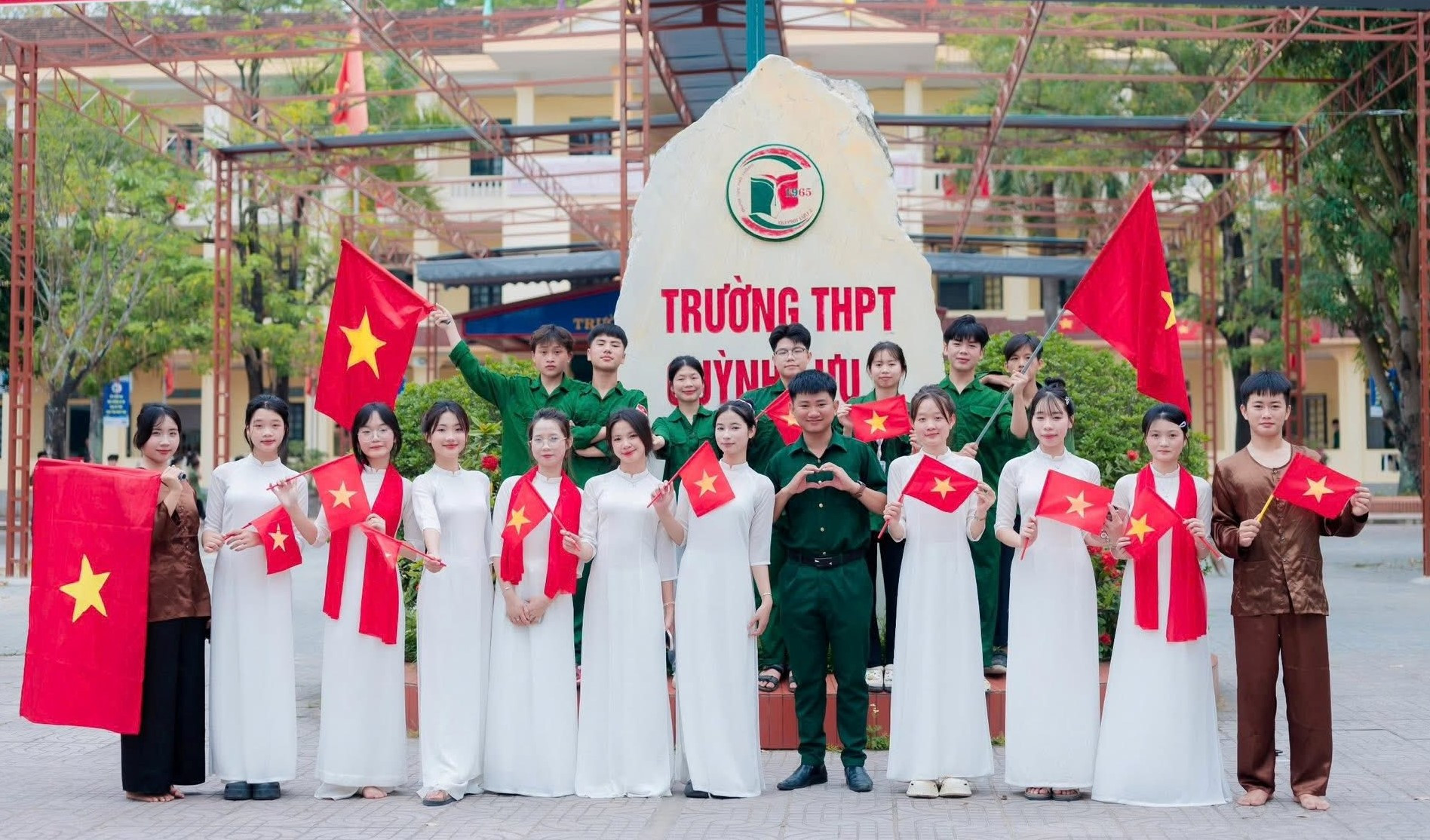 Dưới mái Trường trung học phổ thông Quỳnh Lưu 2, huyện Quỳnh Lưu.