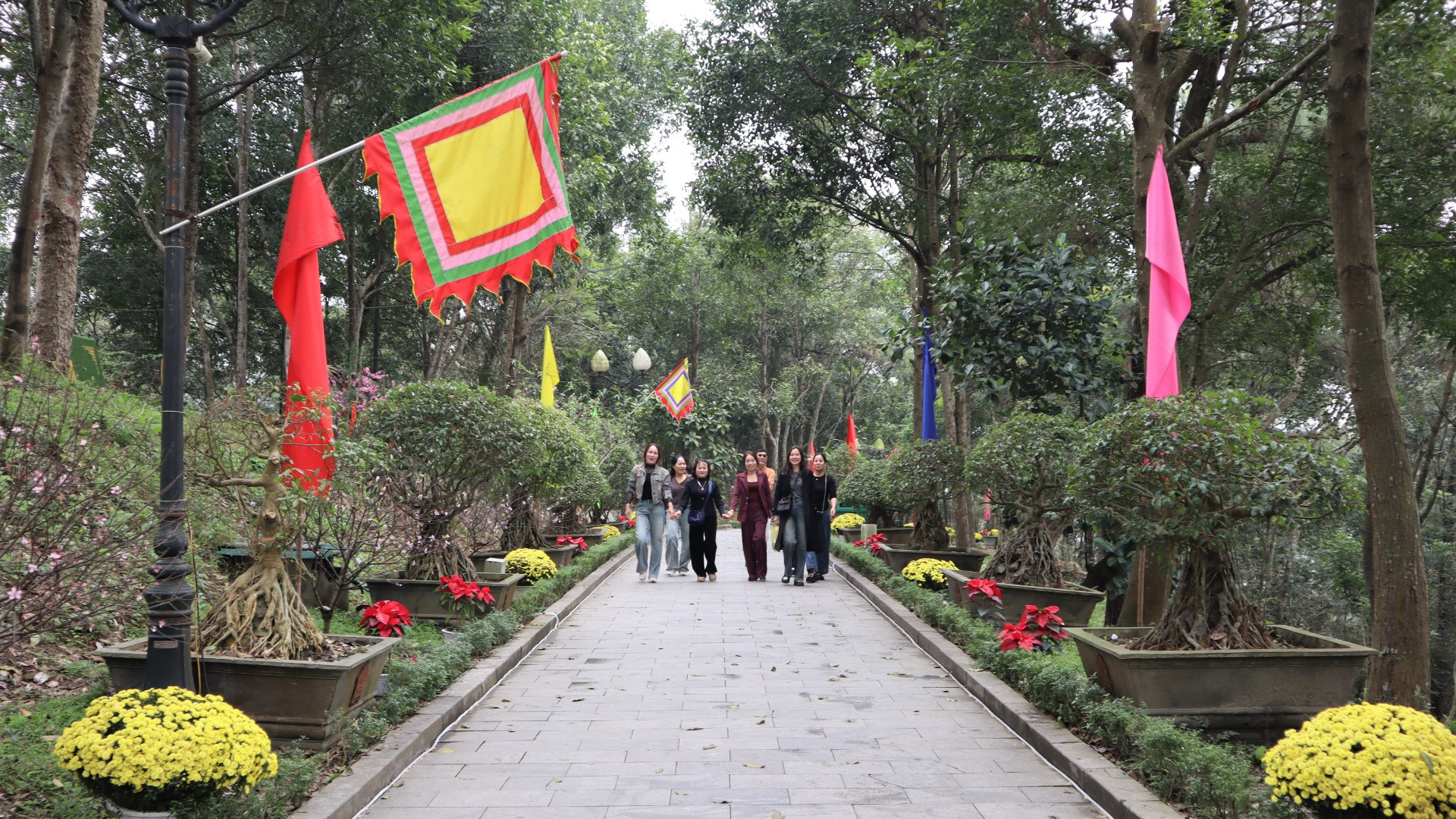 Thời tiết khô ráo, từ sáng sớm, đông đảo người dân và du khách thập phương lên Đền dâng hương.