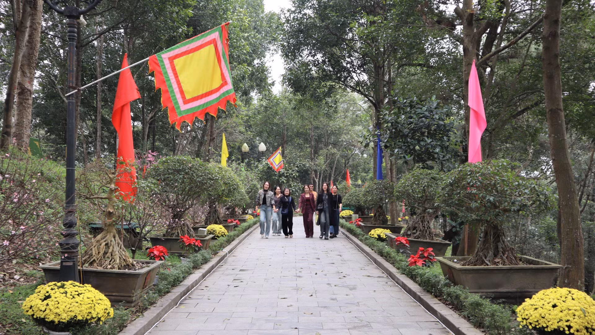 Thời tiết khô ráo, từ sáng sớm, đông đảo người dân và du khách thập phương lên Đền dâng hương.