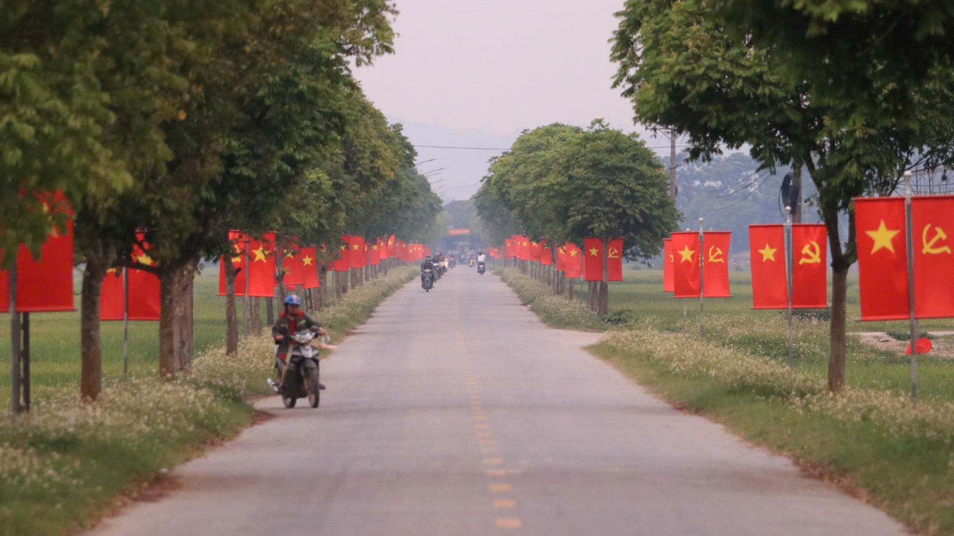 Con đường dẫn vào trung tâm xã biên giới Môn Sơn, huyện Con Cuông được trang trí cờ hoa rực rỡ từ nhiều ngày trước.