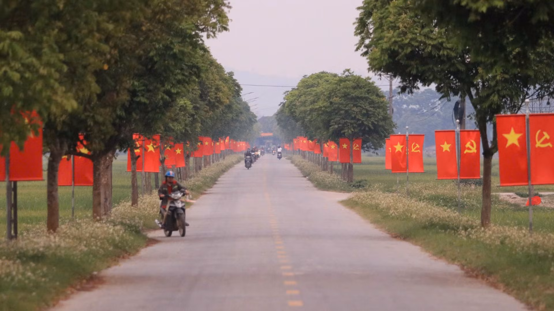 Con đường dẫn vào trung tâm xã biên giới Môn Sơn, huyện Con Cuông được trang trí cờ hoa rực rỡ từ nhiều ngày trước.