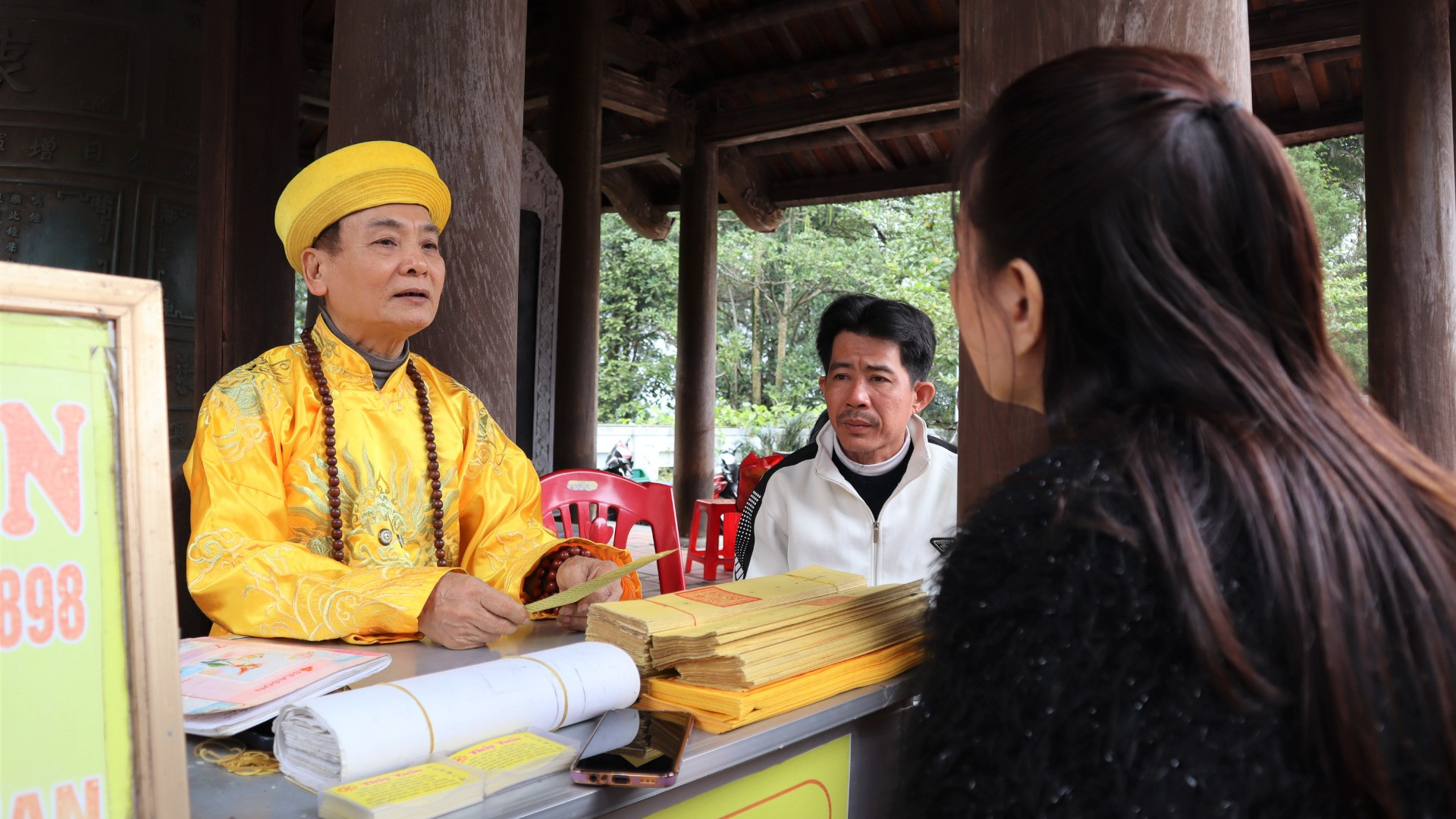 Người dân, du khách xin sớ cầu an đầu năm.