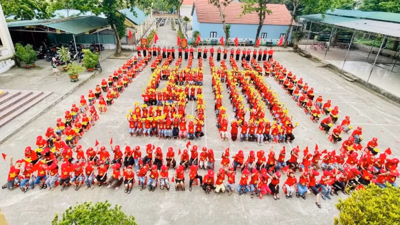 Các em học sinh đồng diễn, tạo hình 50 năm Ngày Giải phóng miền nam.