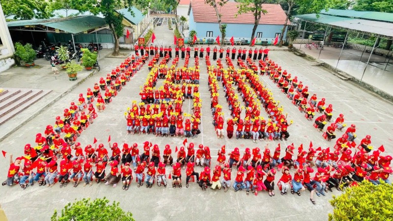 Các em học sinh đồng diễn, tạo hình 50 năm Ngày Giải phóng miền nam.