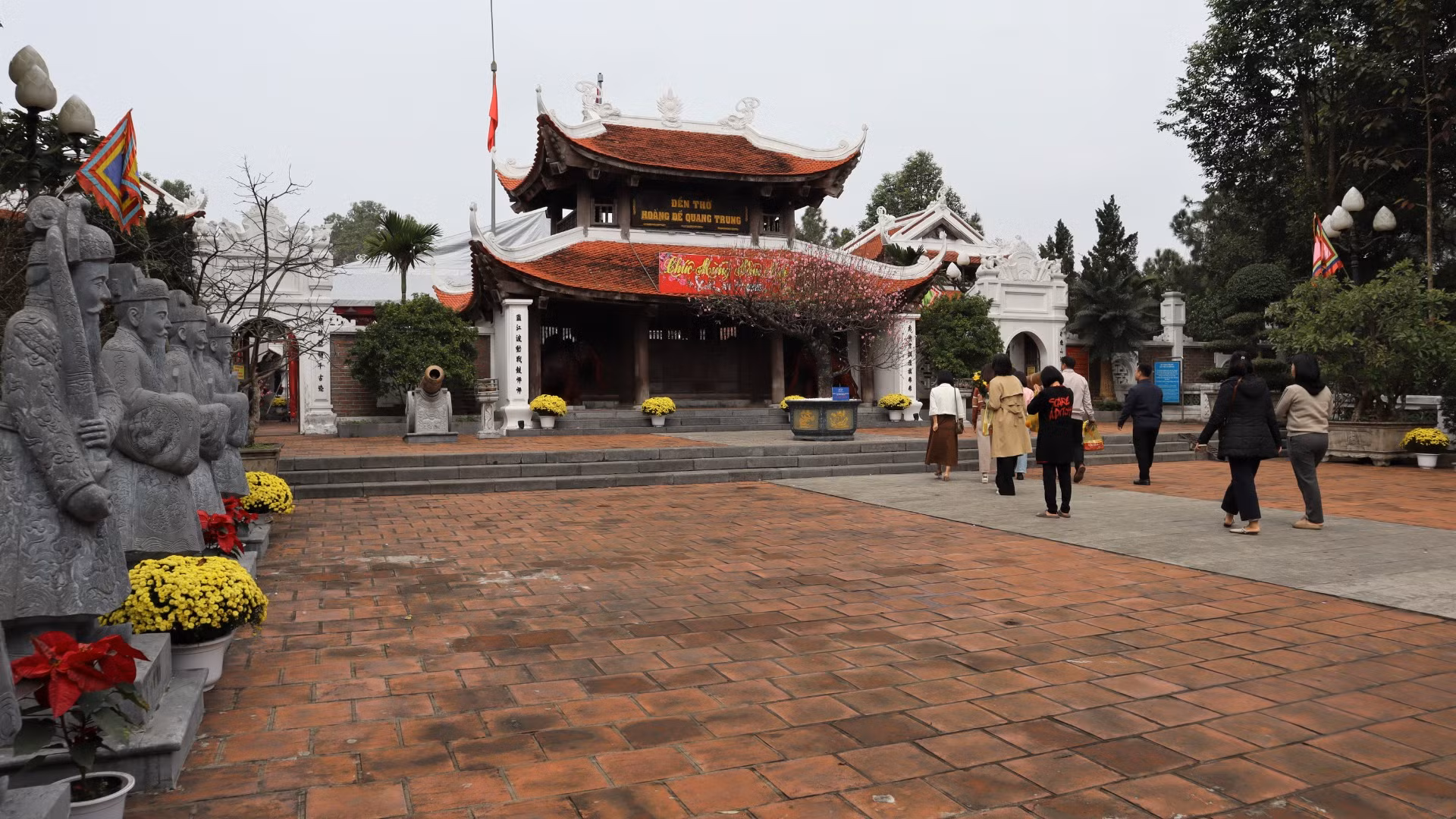 Đền thờ Hoàng đế Quang Trung được xây dựng trên đỉnh thứ hai của núi Dũng Quyết.