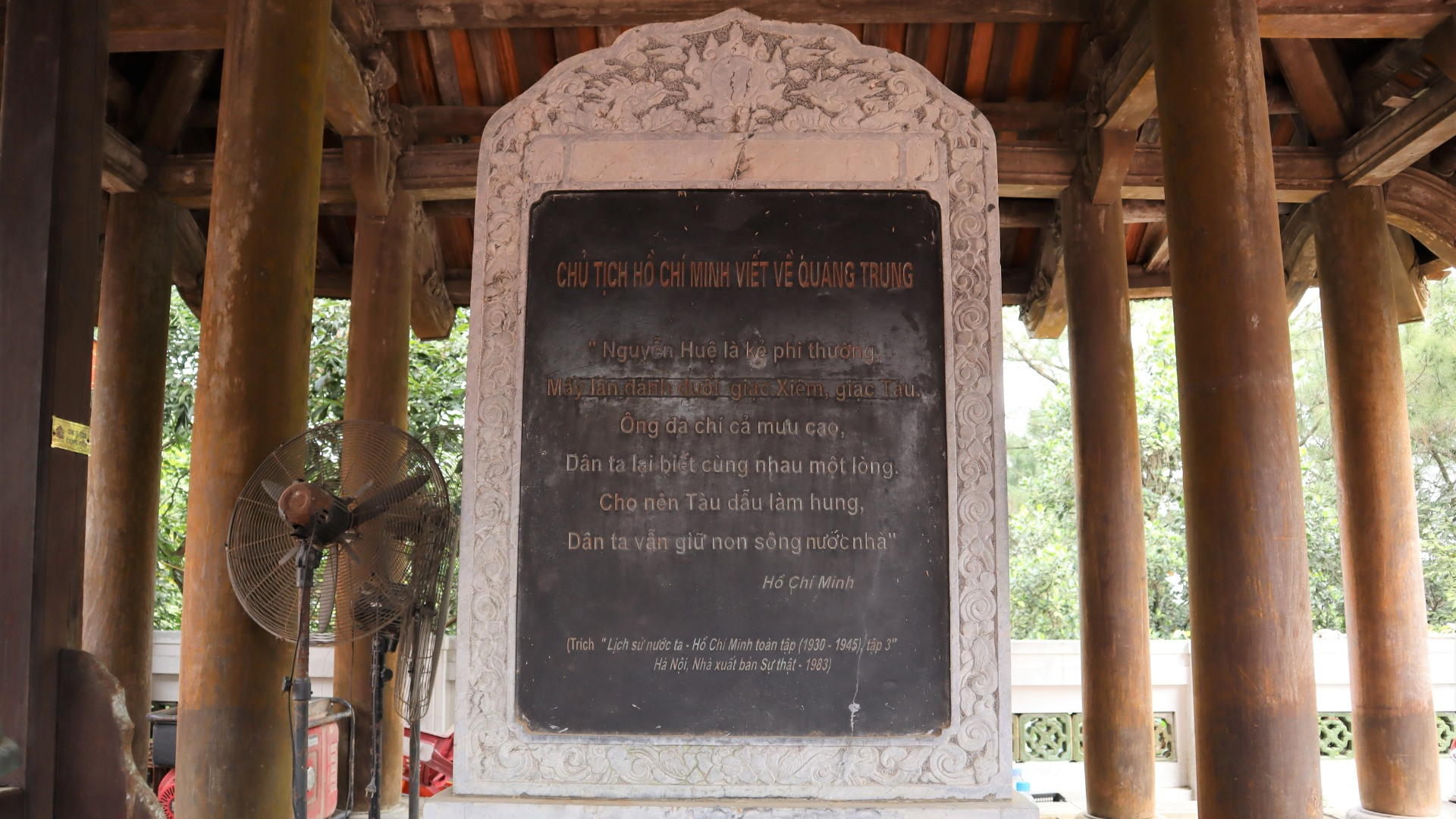 Bia khắc bài thơ của Chủ tịch Hồ Chí Minh viết về Hoàng đế Quang Trung.