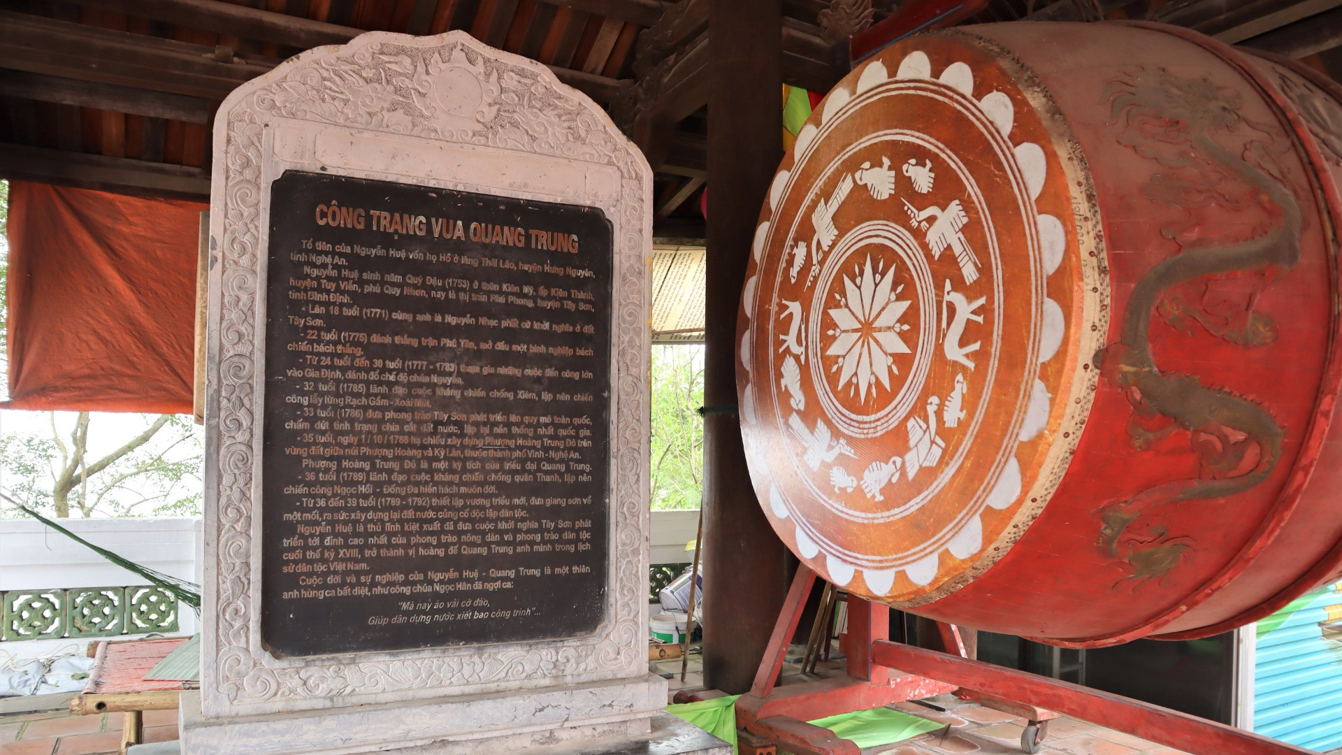 Bia khắc ghi công trạng Vua Quang Trung.