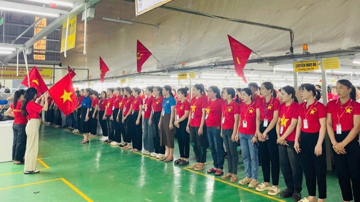 Các đơn vị, doanh nghiệp trên địa bàn tỉnh đồng loạt tổ chức lễ chào cờ chào mừng 50 năm Ngày Giải phóng miền nam, thống nhất đất nước (30/4/1975-30/4/2025) và 139 năm Ngày Quốc tế Lao động (1/5/1886-1/5/2025).