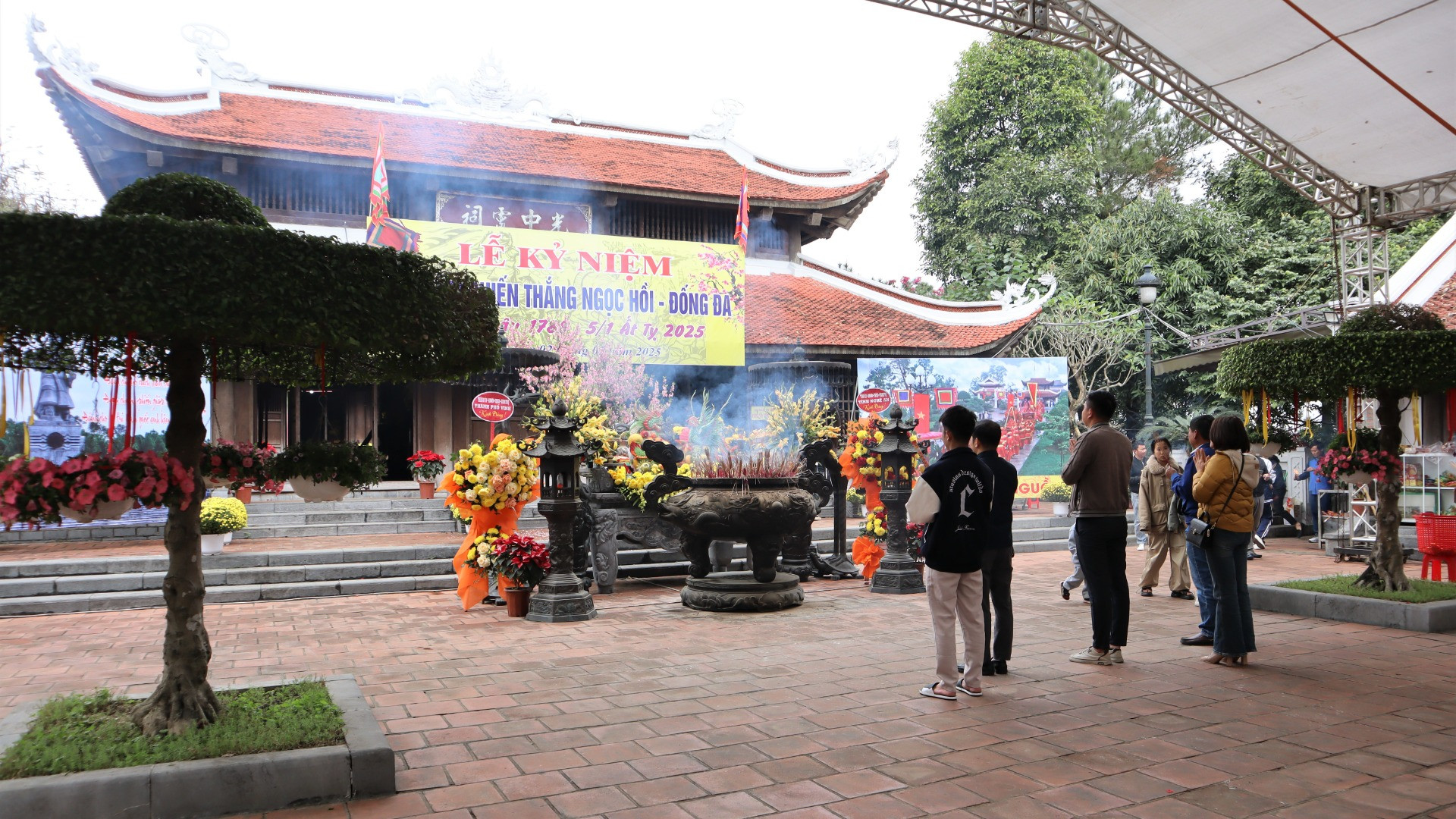 Hằng năm, Đền có 2 dịp lễ trọng là ngày 29 tháng 7 âm lịch, là ngày giỗ của Hoàng đế Quang Trung và ngày mùng 5 tháng Giêng âm lịch, là ngày Chiến thắng Ngọc Hồi-Đống Đa.