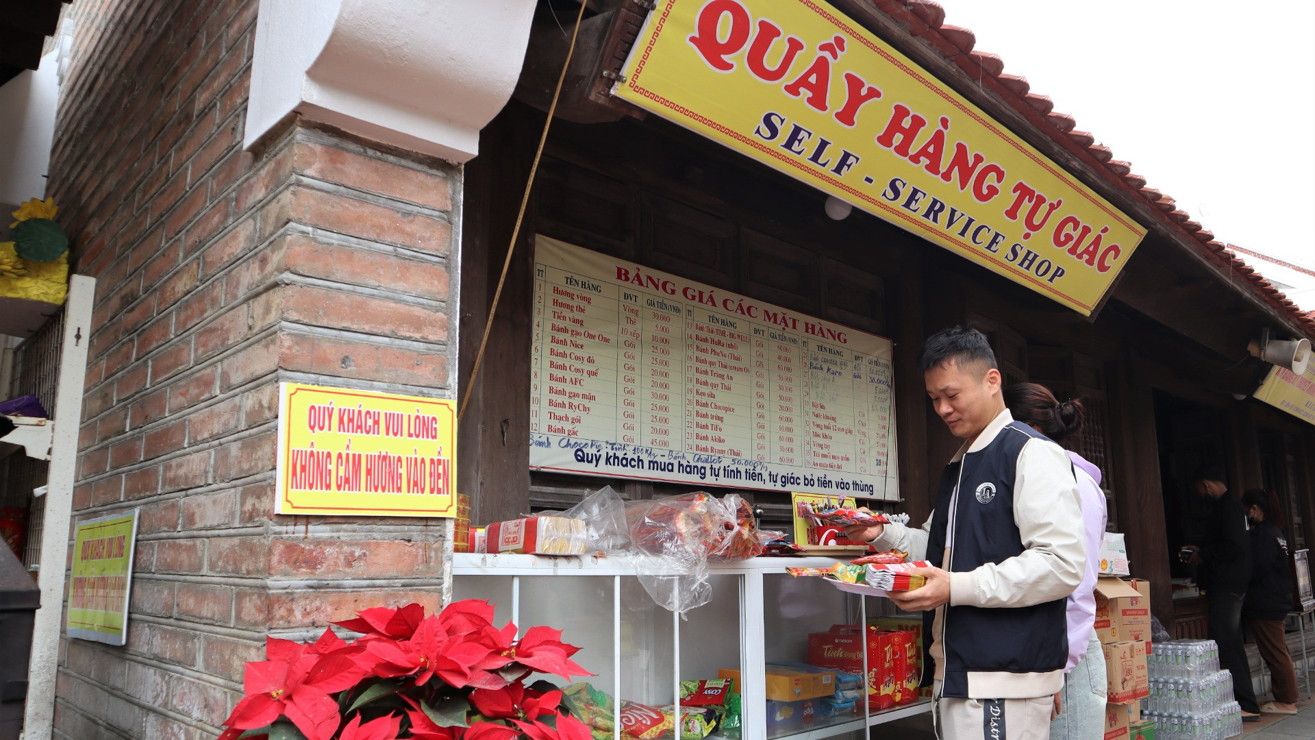 Với quầy hàng tự giác, du khách tự chọn đồ lễ và tự trả tiền.