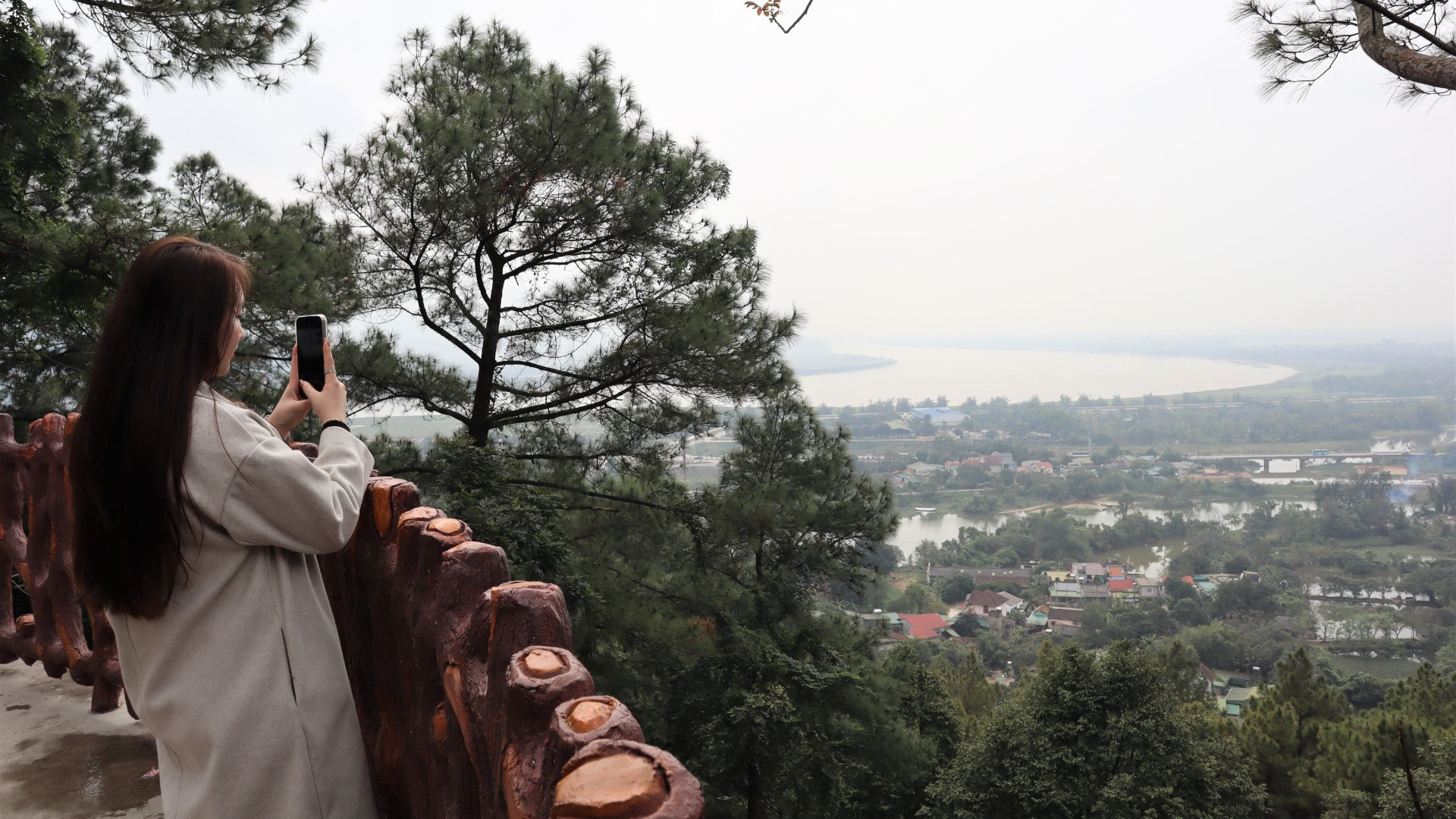 Từ vị trí của Đền, du khách có được tầm nhìn bao quát núi Hồng và sông Lam, thưởng ngoạn phong cảnh hữu tình xứ Nghệ.