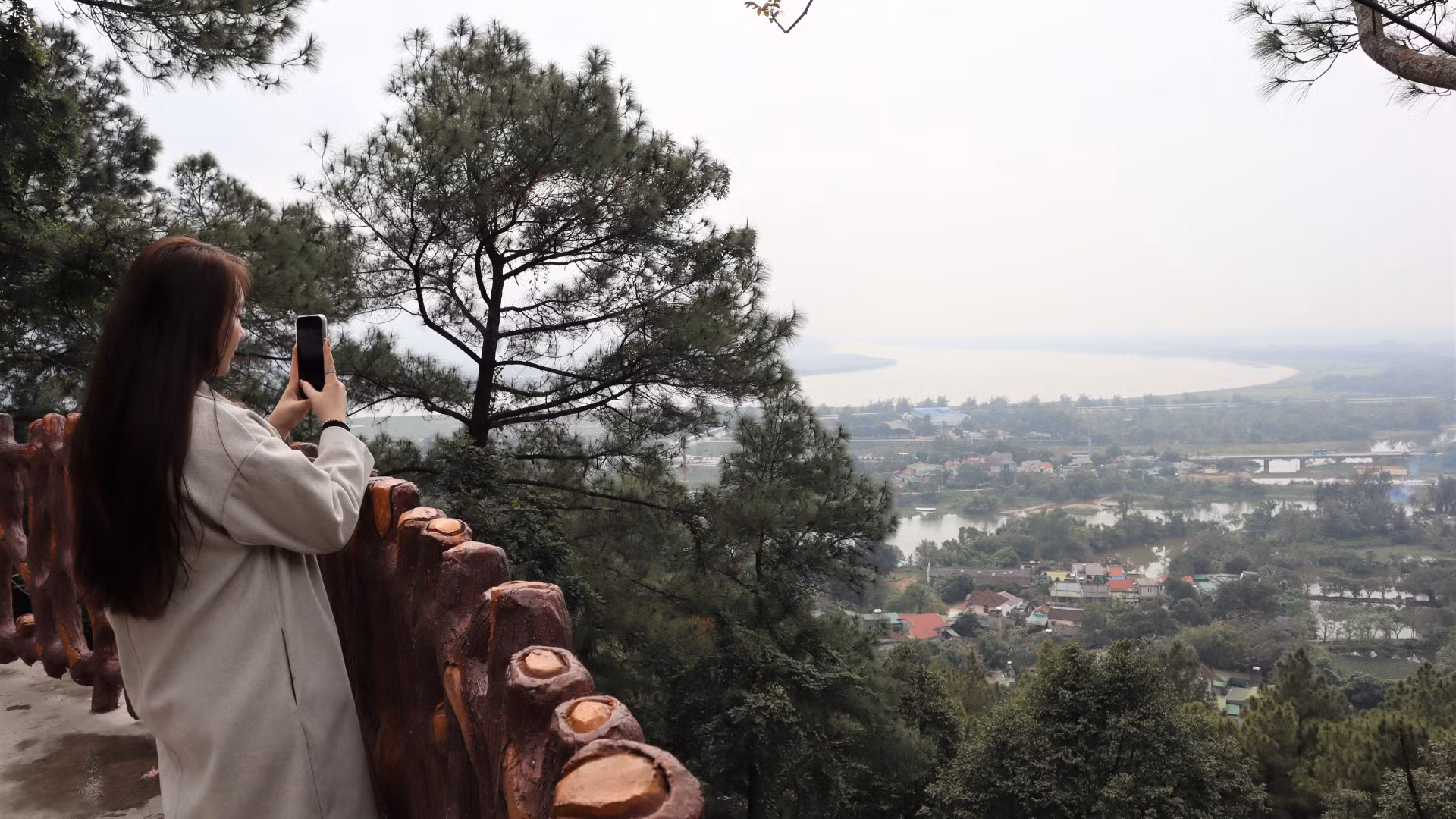 Từ vị trí của Đền, du khách có được tầm nhìn bao quát núi Hồng và sông Lam, thưởng ngoạn phong cảnh hữu tình xứ Nghệ.