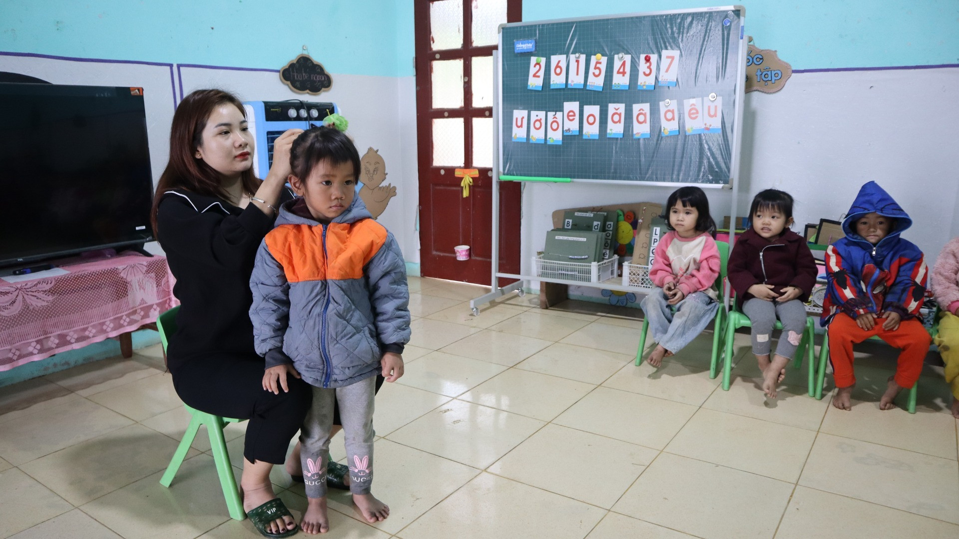 Cô giáo Lương Thị Khánh Chi đã hai năm gắn bó với Điểm trường Xốp Cháo. “Em ở nội trú, cuối tuần mới được về với chồng và hai con nhỏ ở thị trấn Thạch Giám, huyện Tương Dương”, cô giáo Lương Thị Khánh Chi cho biết.