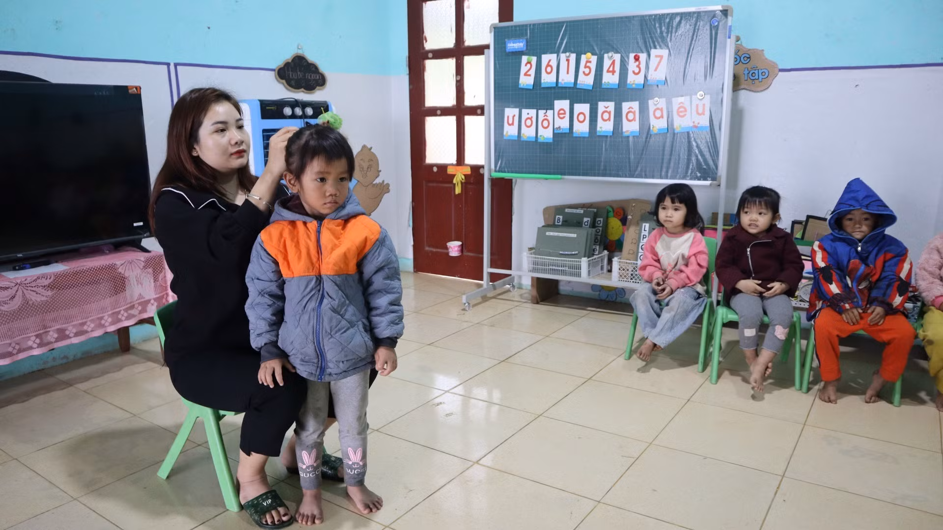 Cô giáo Lương Thị Khánh Chi đã hai năm gắn bó với Điểm trường Xốp Cháo. “Em ở nội trú, cuối tuần mới được về với chồng và hai con nhỏ ở thị trấn Thạch Giám, huyện Tương Dương”, cô giáo Lương Thị Khánh Chi cho biết.