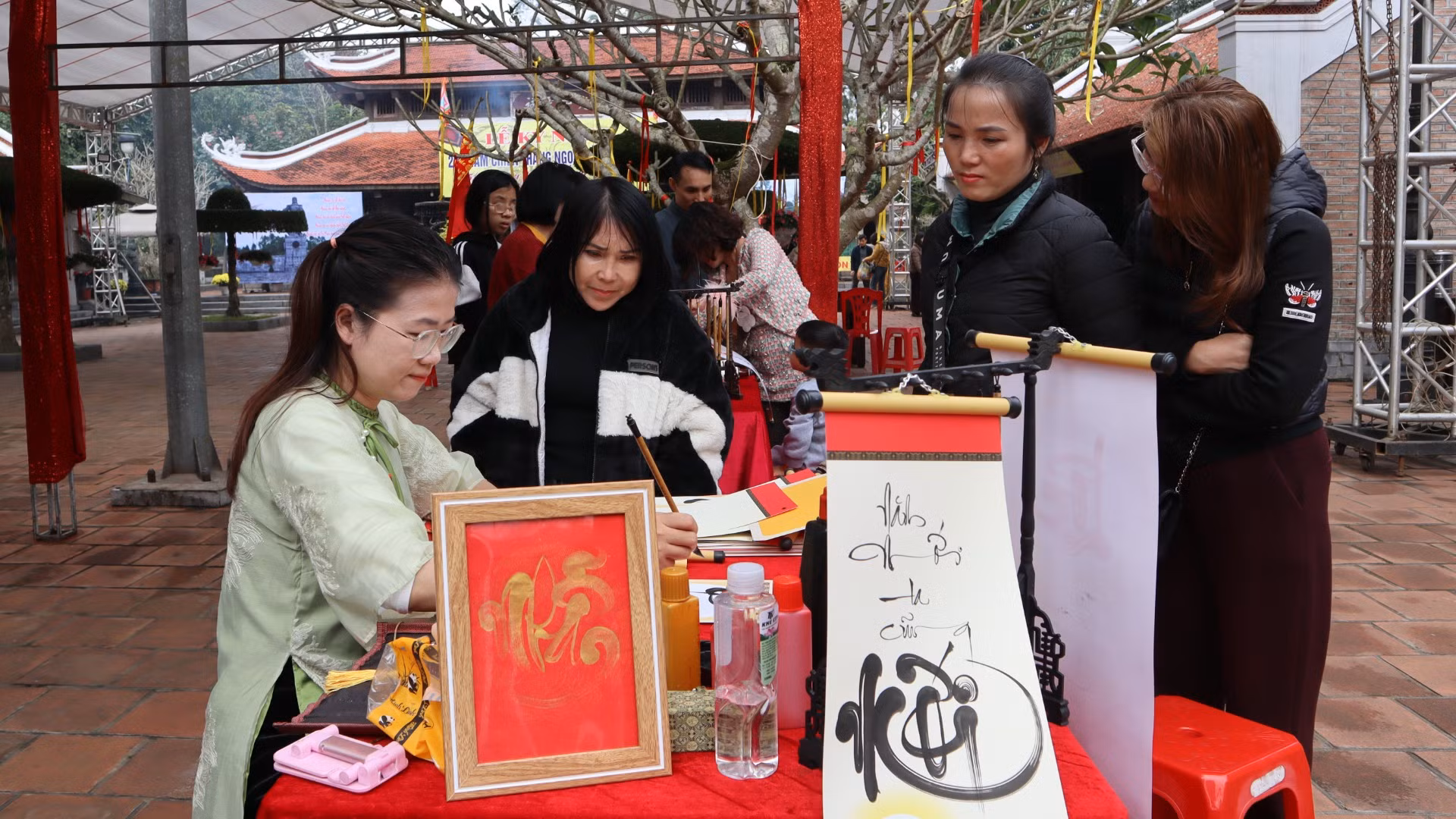 Du khách, người dân xin chữ đầu năm.