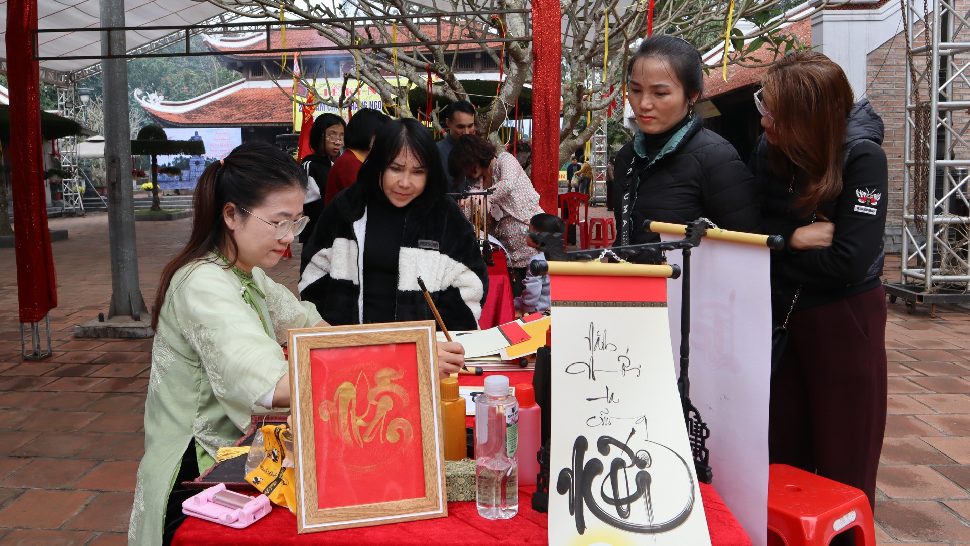 Du khách, người dân xin chữ đầu năm.