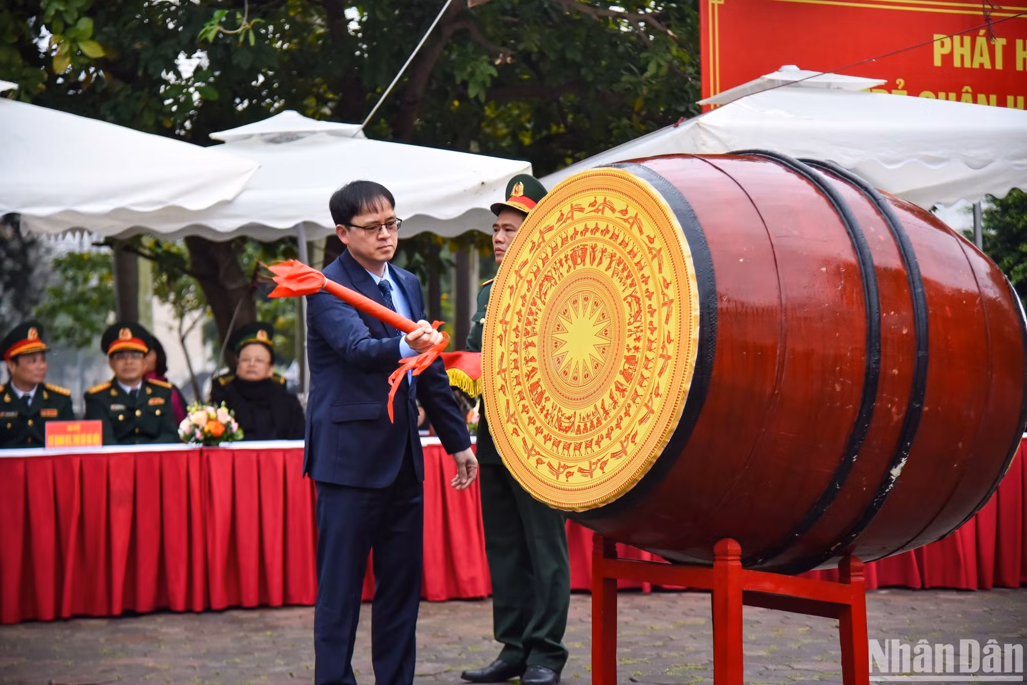 Đồng chí Nguyễn Quang Trung, Chủ tịch UBND quận, Chủ tịch Hội đồng nghĩa vụ quân sự quận Hai Bà Trưng đánh trống khai hội giao nhận quân.