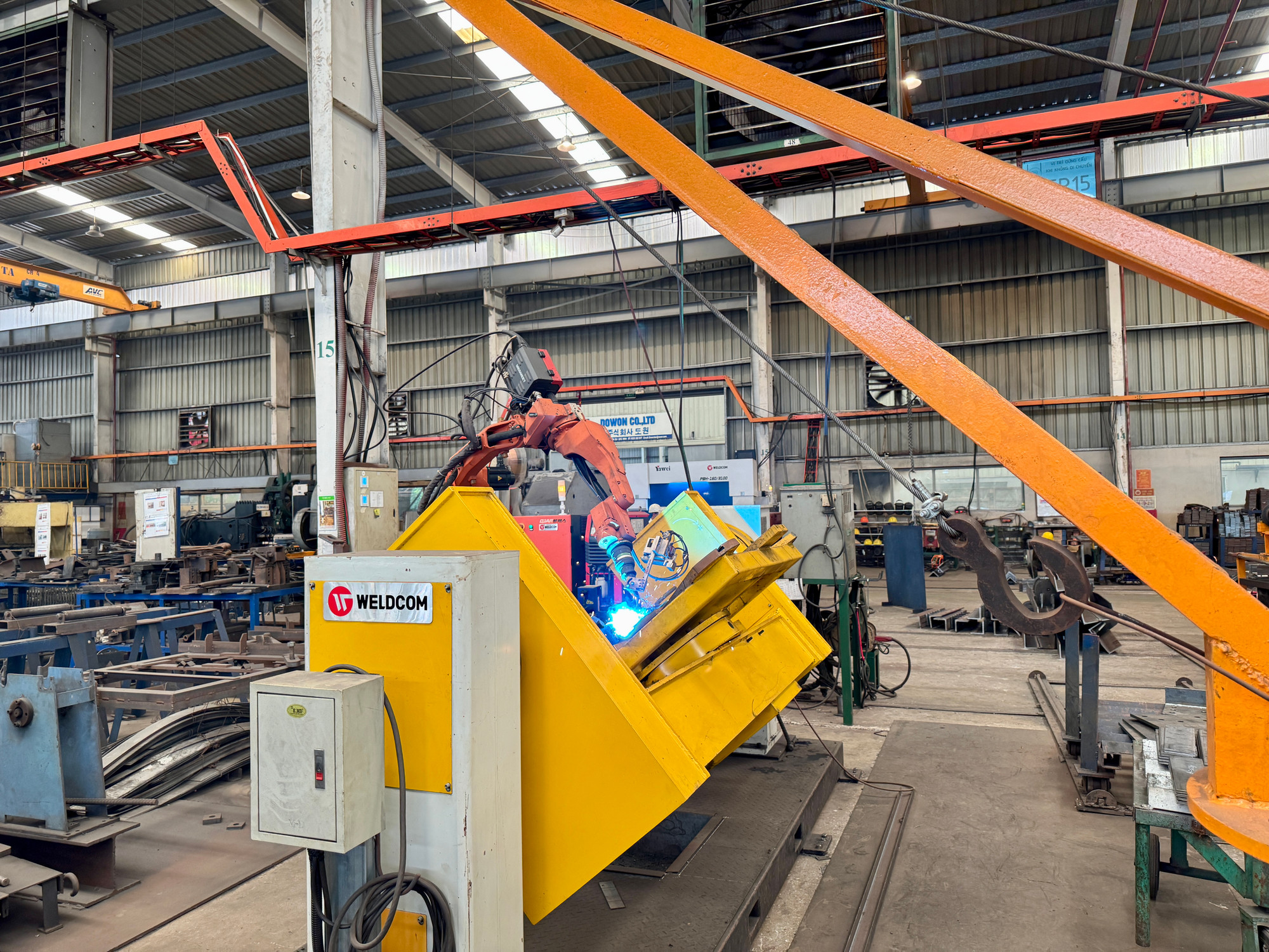 Ngoài ra, nhà xưởng của Ngãi Cầu cũng sử dụng robot hàn, góp phần tăng độ chính xác mối hàn và tăng năng suất lao động.