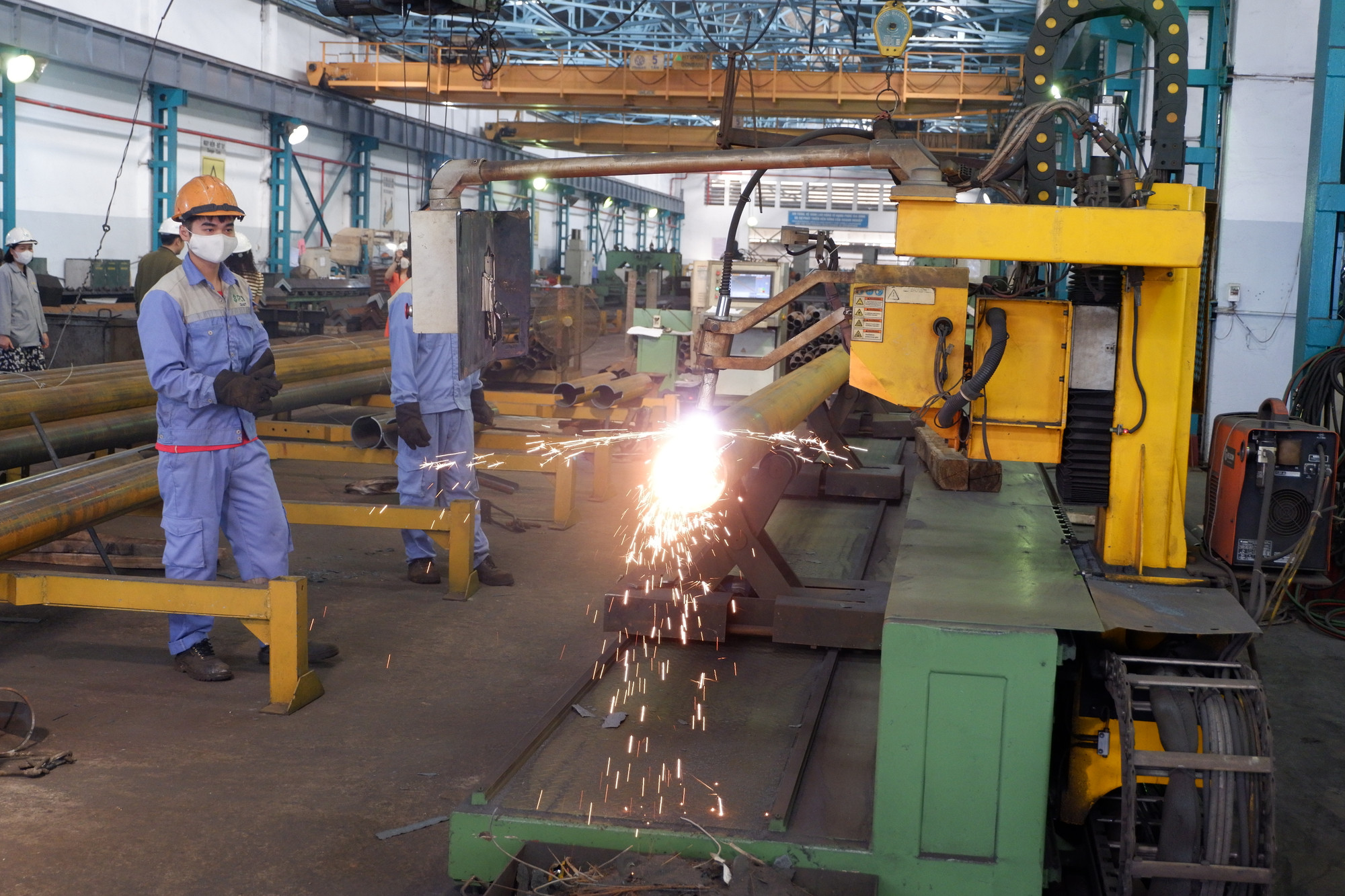 Nhiều hệ thống máy móc tiên tiến được sử dụng trong nhà xưởng.