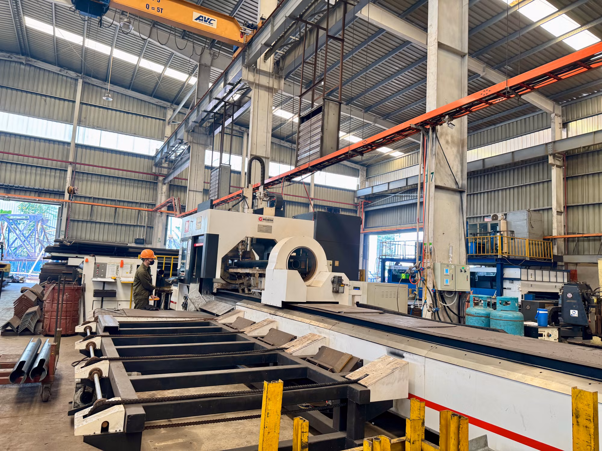 Ngãi Cầu sử dụng máy laser CNC để cắt ống thép.