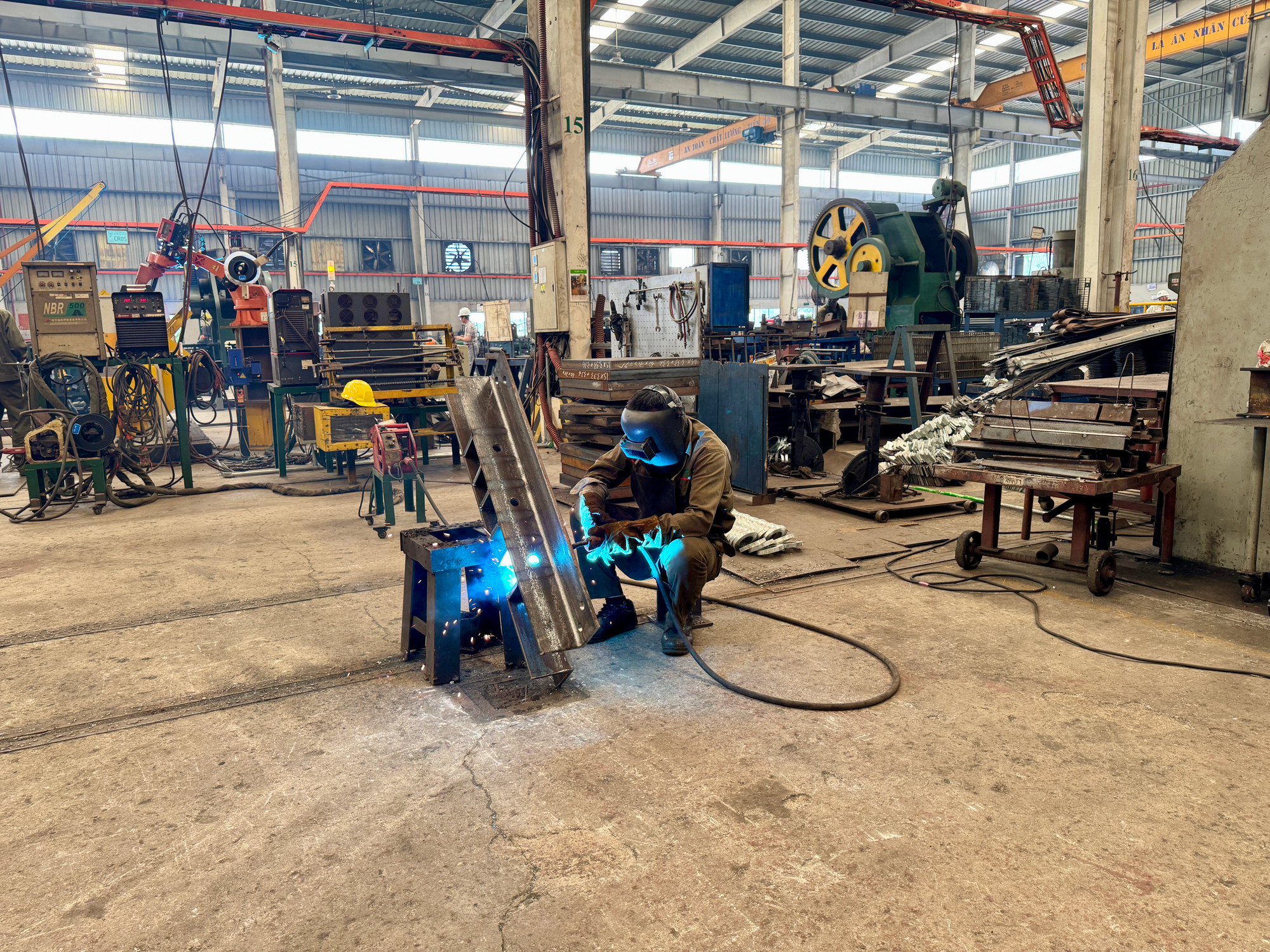 Sản xuất cột thép góc được cho là thế mạnh của Ngãi Cầu.