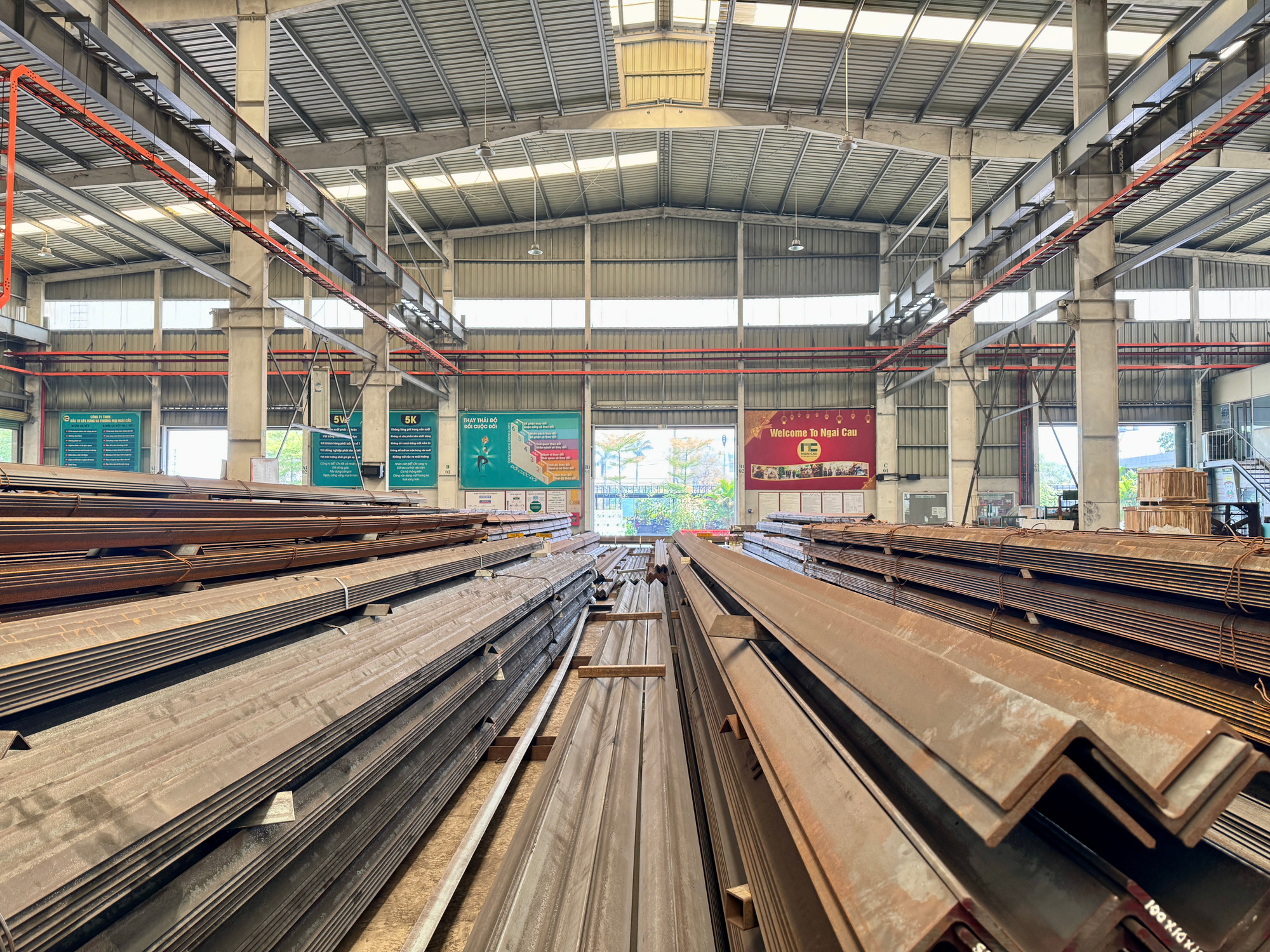 Ngãi Cầu là đơn vị đã tham gia nhiều dự án điện, trong đó với Dự án đường dây 500kV mạch 3 từ Quảng Trạch (Quảng Bình) đến Phố Nối (Hưng Yên) trước đây; Ngãi Cầu là một trong những nhà thầu đã hoàn thành cung cấp cột thép sớm nhất. Với Dự án đường dây 500kV Lào Cai-Vĩnh Yên, Ngãi Cầu tham gia liên danh gói thầu số 10 và tham gia liên danh cấp cột thép cho các nhà thầu khác của dự án, với tổng số thực hiện cung cấp 60 vị trí cột, gần 8.000 tấn thép.