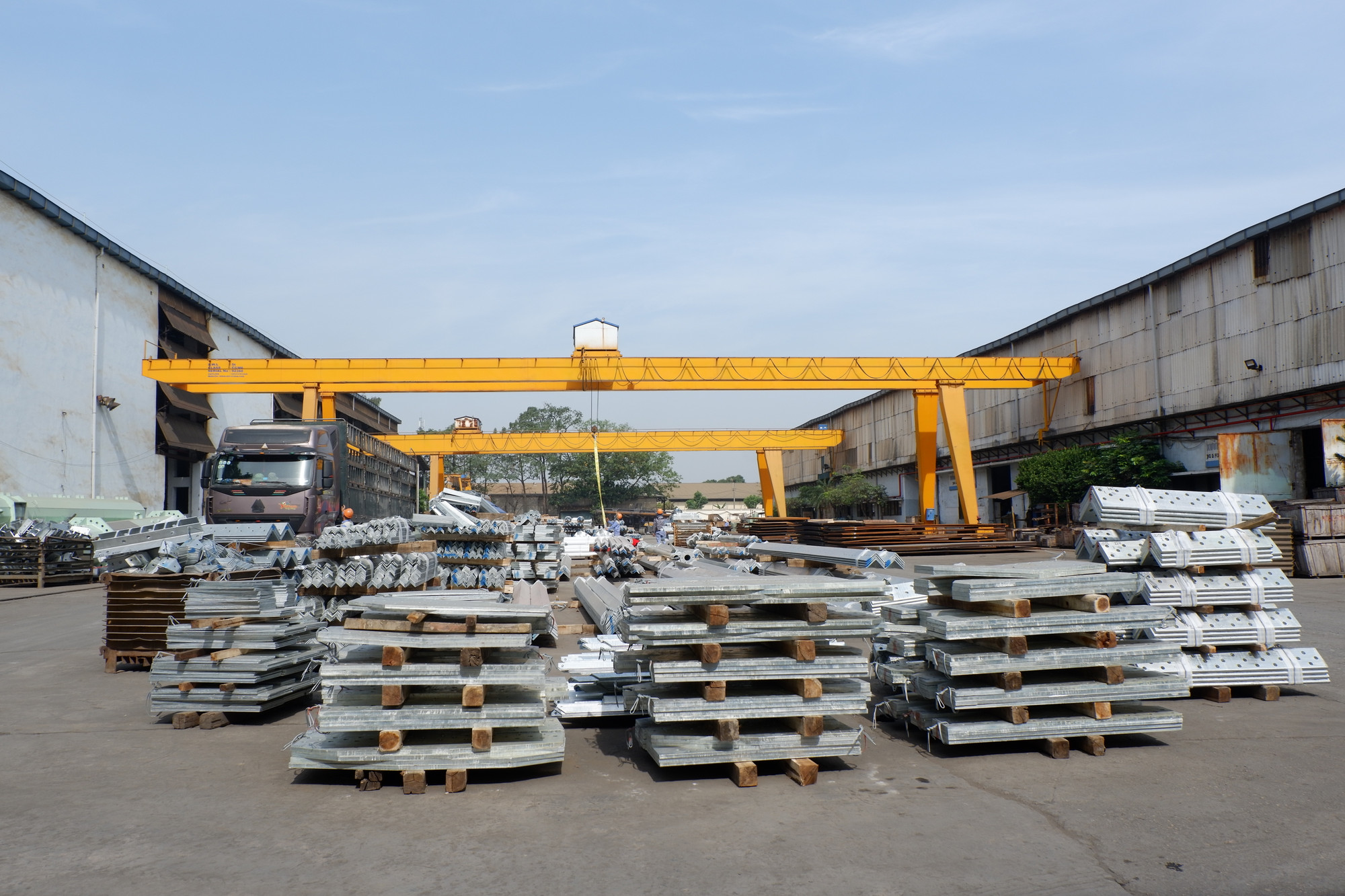 Còn tại Công ty TNHH Chế tạo cột thép Đông Anh, đơn vị trước đây cũng đã cung cấp gần 30.000 tấn thép cho Dự án đường dây 500kV mạch 3 Quảng Trạch-Phố Nối, và hiện tiếp tục cung cấp hơn 20.000 tấn thép (tương ứng 65 cột thép hình và 99 cột thép ống) cho Dự án đường dây 500kV Lào Cai-Vĩnh Yên.