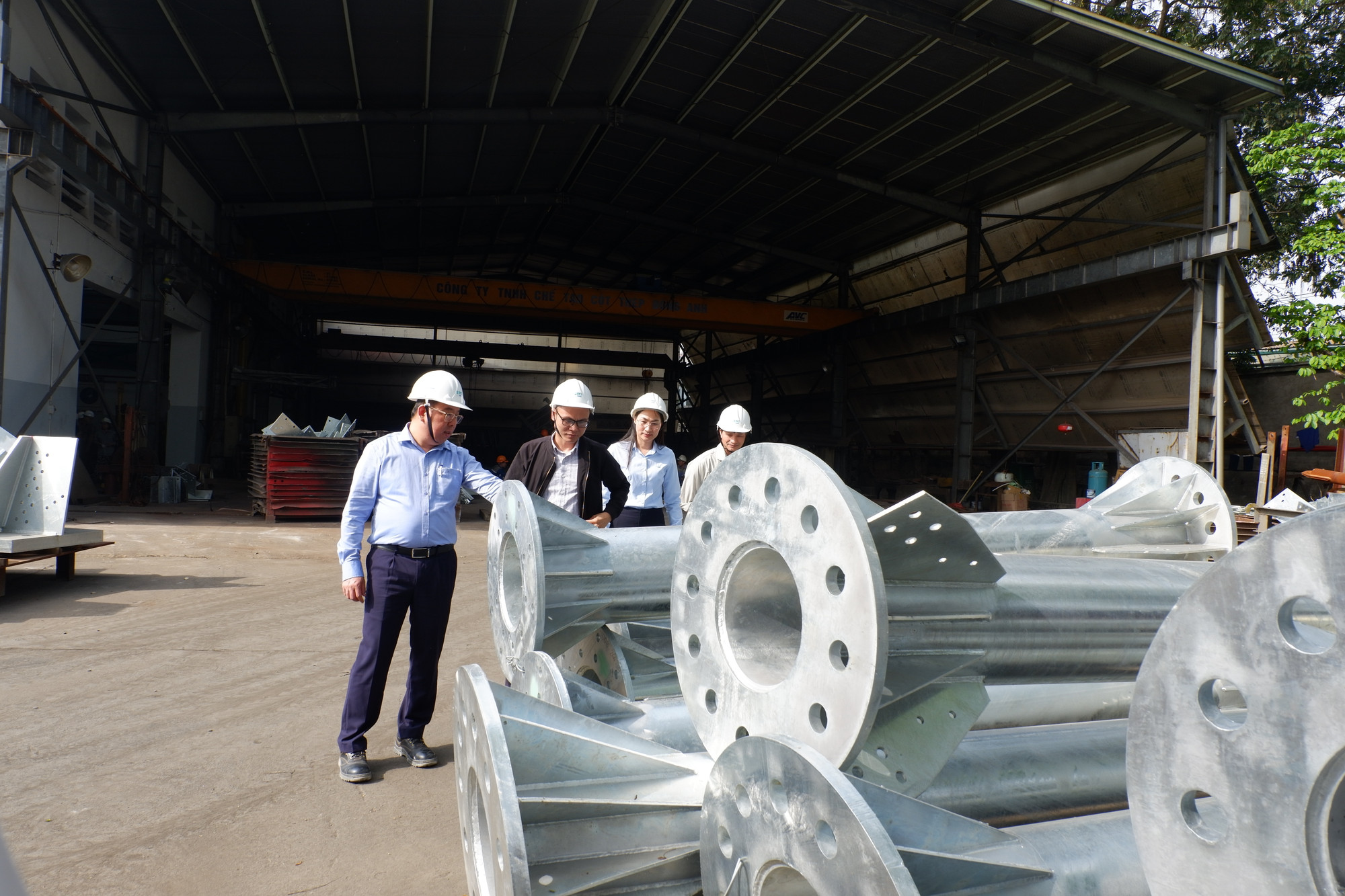 Công ty Chế tạo cột thép Đông Anh đã chủ động nhập nguyên liệu trong và ngoài nước để đáp ứng yêu cầu thi công liên tục cột thép cho Dự án đường dây 500kV Lào Cai-Vĩnh Yên. Hiện, công ty đã đưa những lô cột đầu tiên lên công trường đường dây 500kV Lào Cai-Vĩnh Yên. Nhờ đó, một số vị trí hoàn thành công tác hố móng đã có thể tiến hành bắt đầu dựng cột.