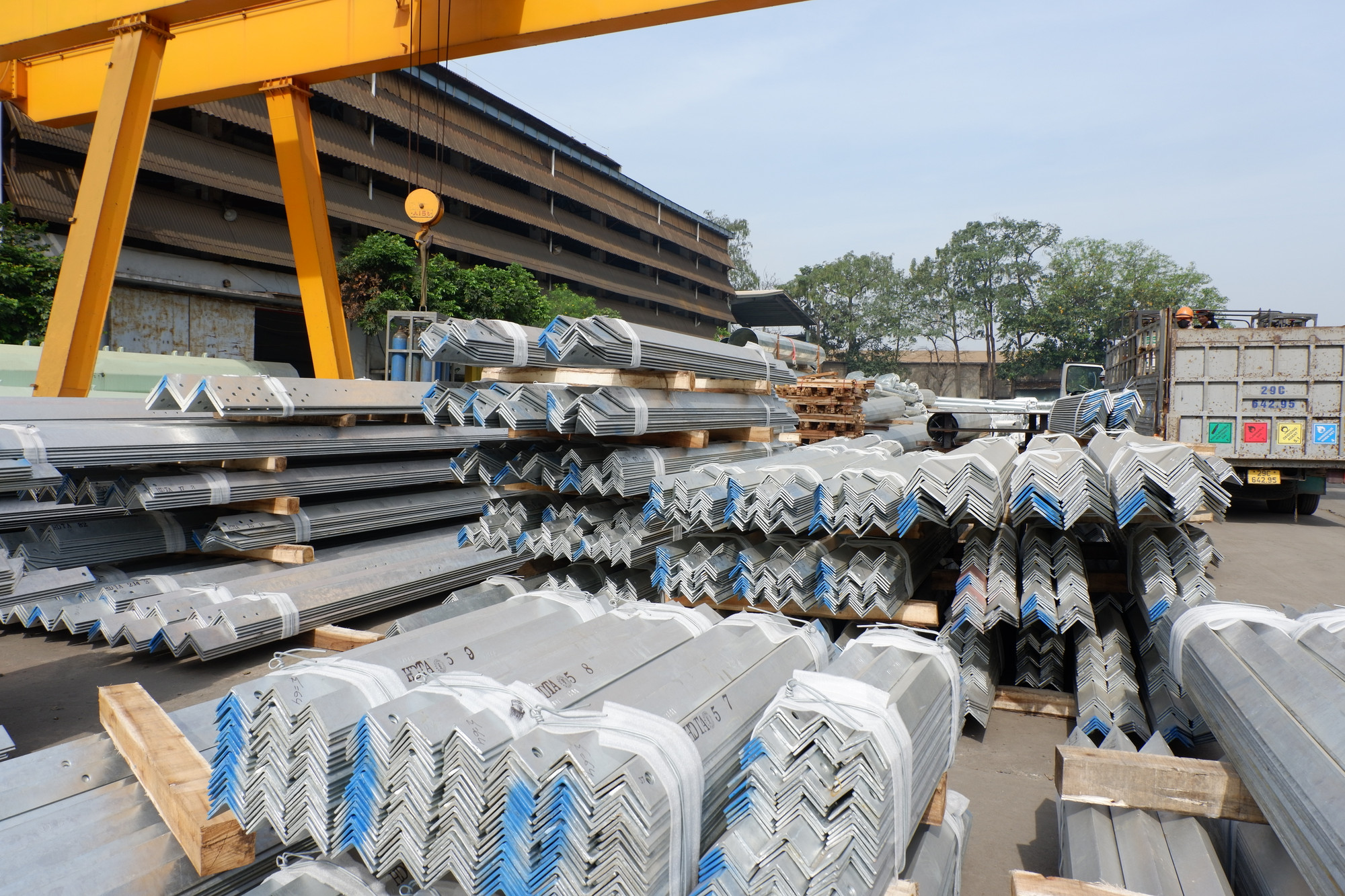 Hiện, nhà máy của Công ty đang có khoảng 600 cán bộ công nhân viên, vào giai đoạn cao điểm sẽ phải kết hợp với nhà thầu phụ, bổ sung thêm nhân lực để kịp tiến độ. Theo tính toán, từ nay đến khoảng ngày 15 đến 20/5, Công ty sẽ hoàn thành việc cung cấp cột thép hình và khoảng ngày 15 đến 20/7, sẽ bàn giao xong cột thép ống.