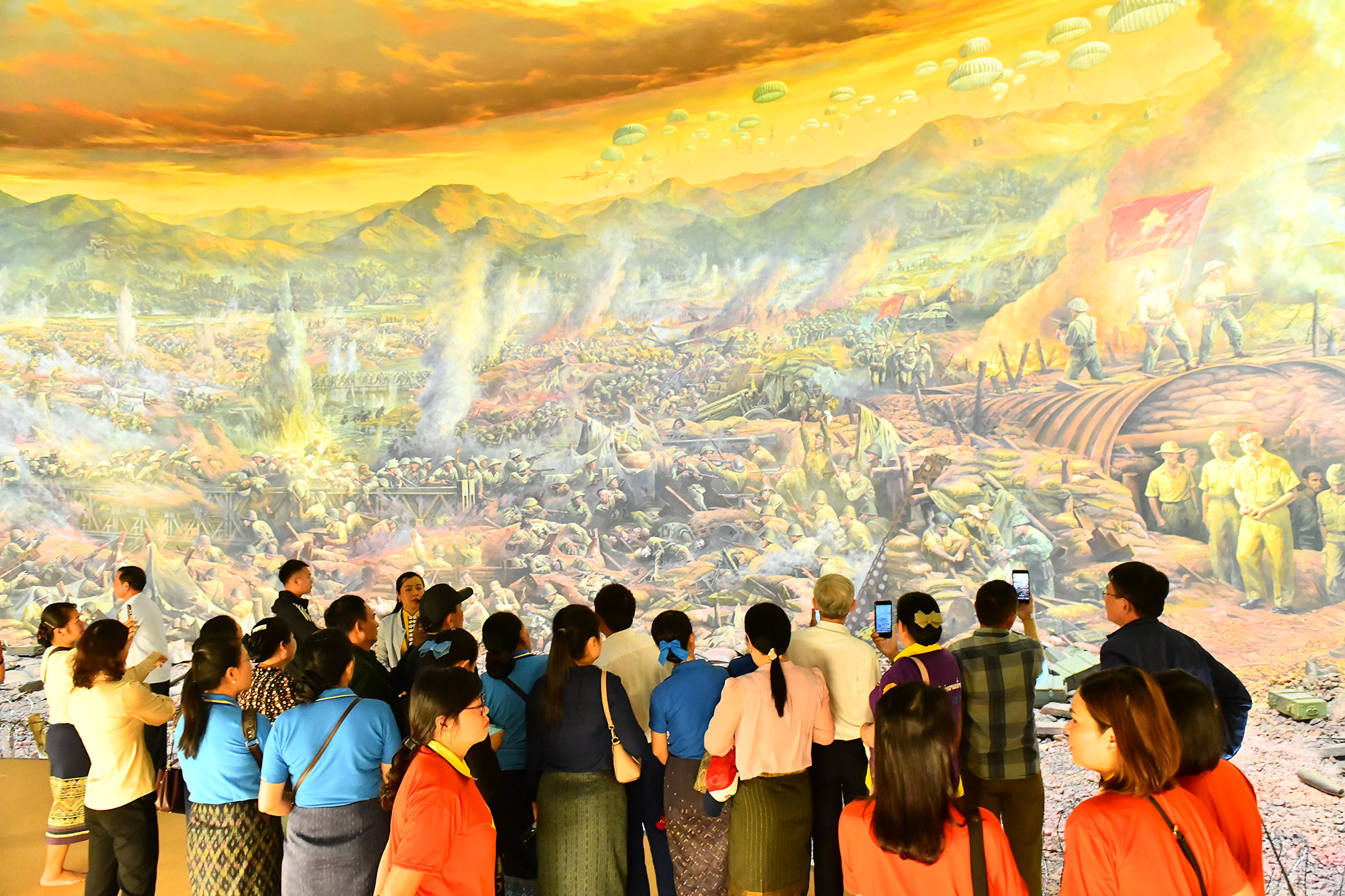 Bức tranh panorama hơn 3.000m2 tái hiện 4.500 nhân vật giữa chiến trận bi tráng 56 ngày cuối cùng của trận Điện Biên Phủ tại Bảo tàng Chiến thắng lịch sử Điện Biên Phủ của hơn 200 họa sĩ đã được trao giải nhất Giải thưởng Hội Mỹ thuật Việt Nam năm 2022.